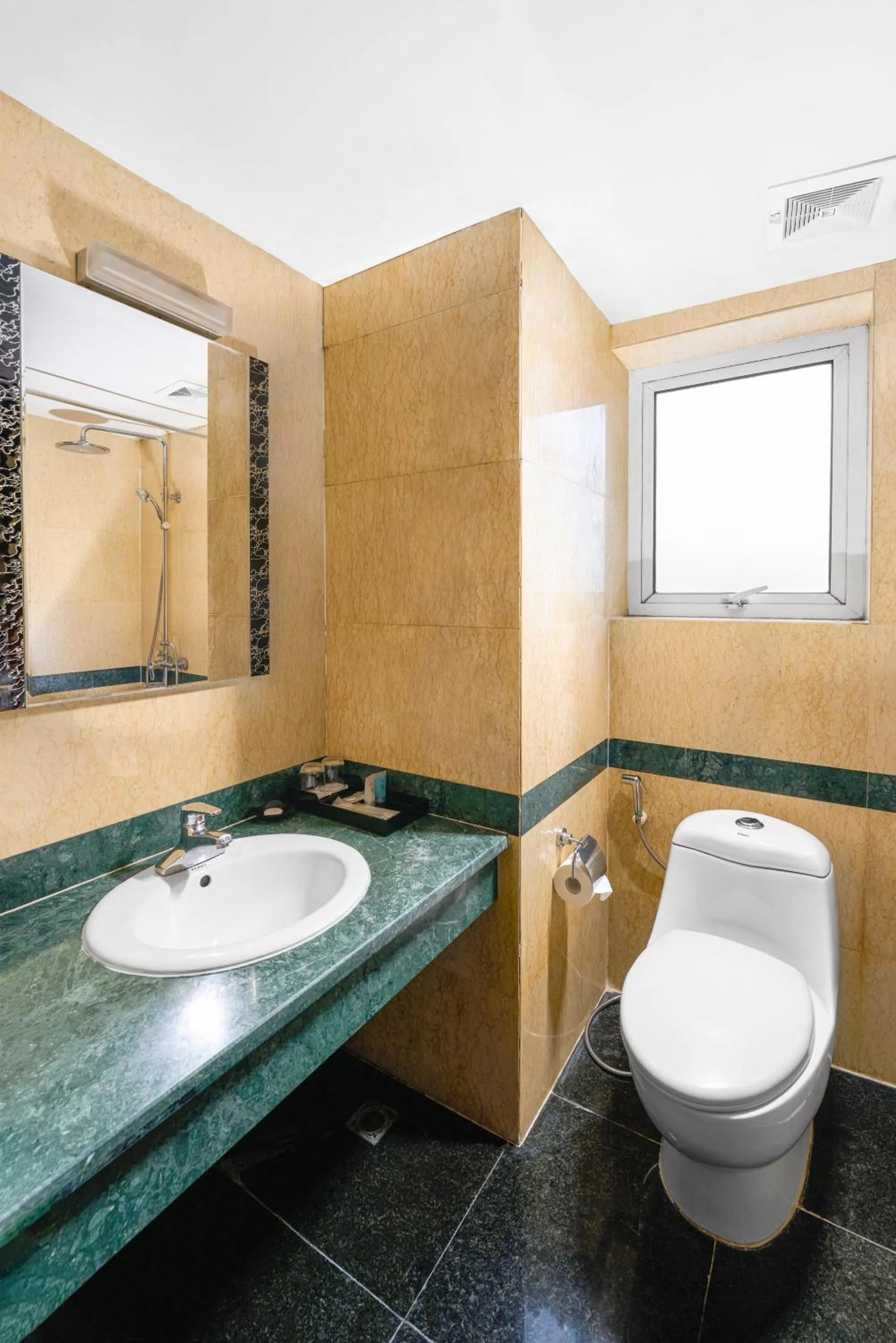 Toilet in EDEN HOTEL HÀ NỘI