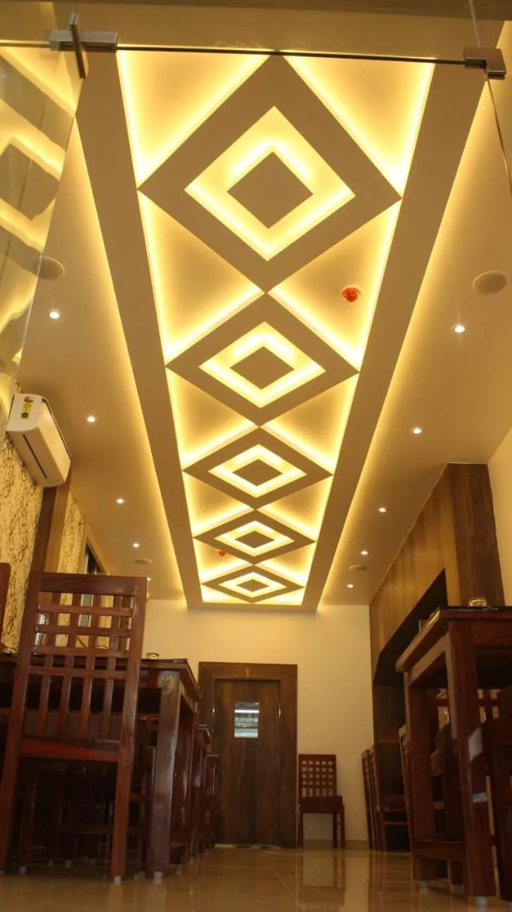 Restaurant/places to eat in HOTEL IDHAYA