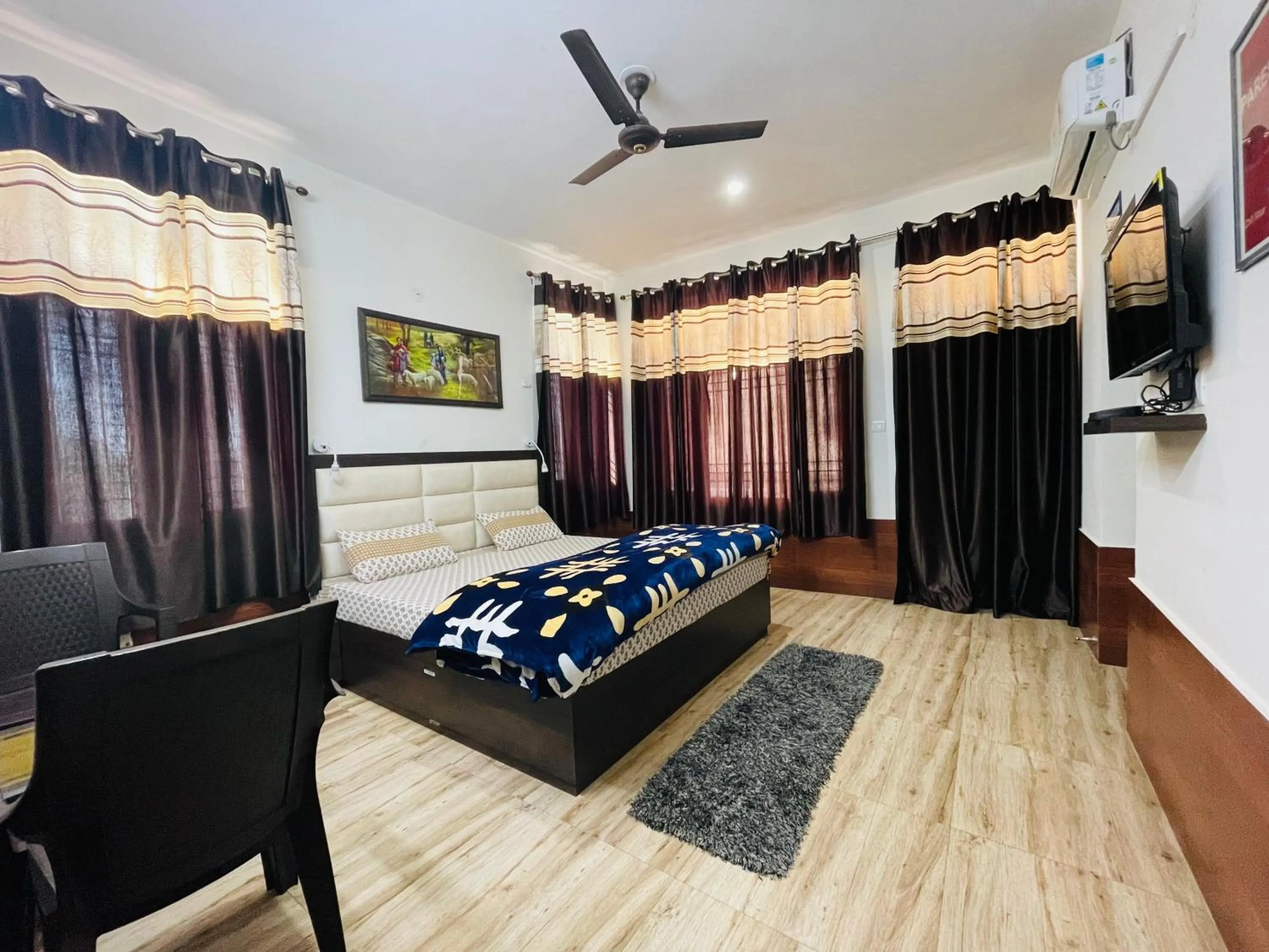 Photo of the whole room, Bed in Himalayan Retreat