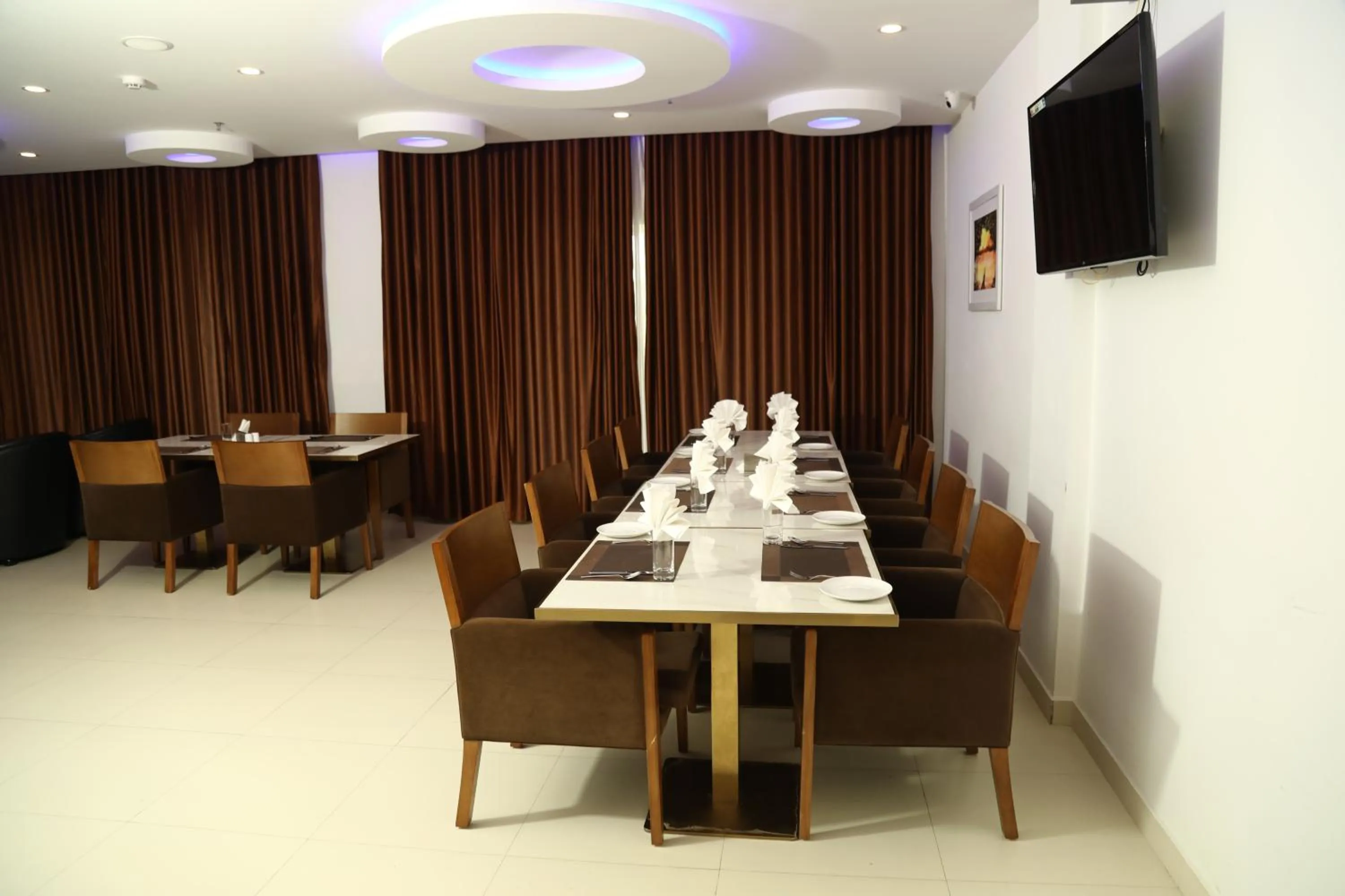 Restaurant/places to eat in MARIYALAYAM MUNROE ISLAND RESIDENCY