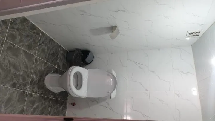 Toilet in Railway Hotel