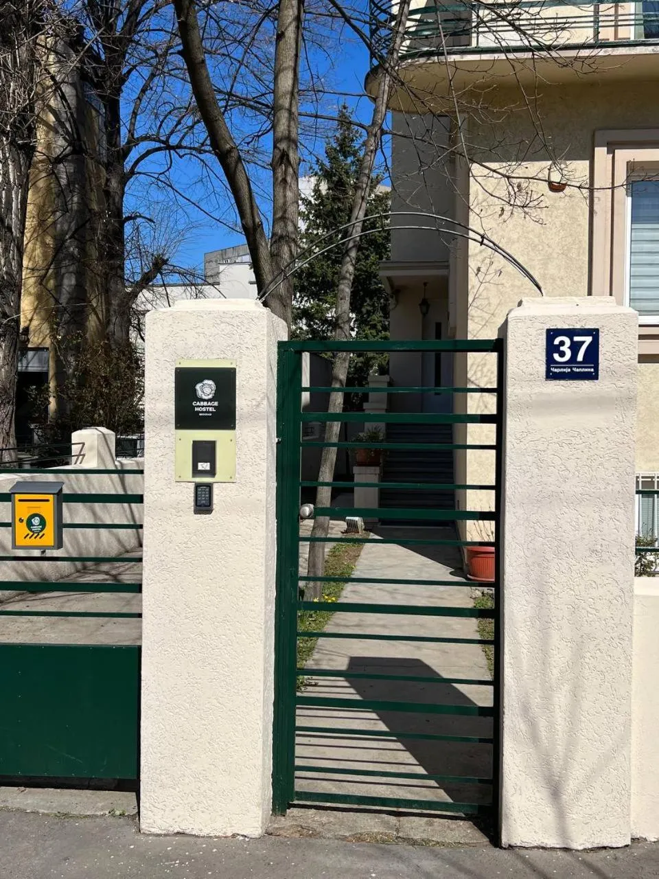 Facade/entrance in Cabbage Hostel