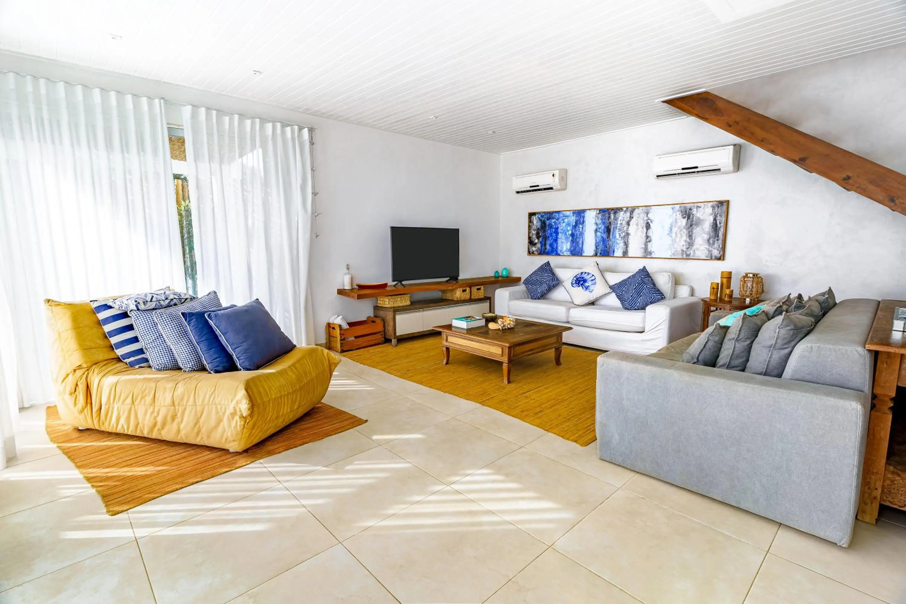 Communal lounge/ TV room in Pousada Maré