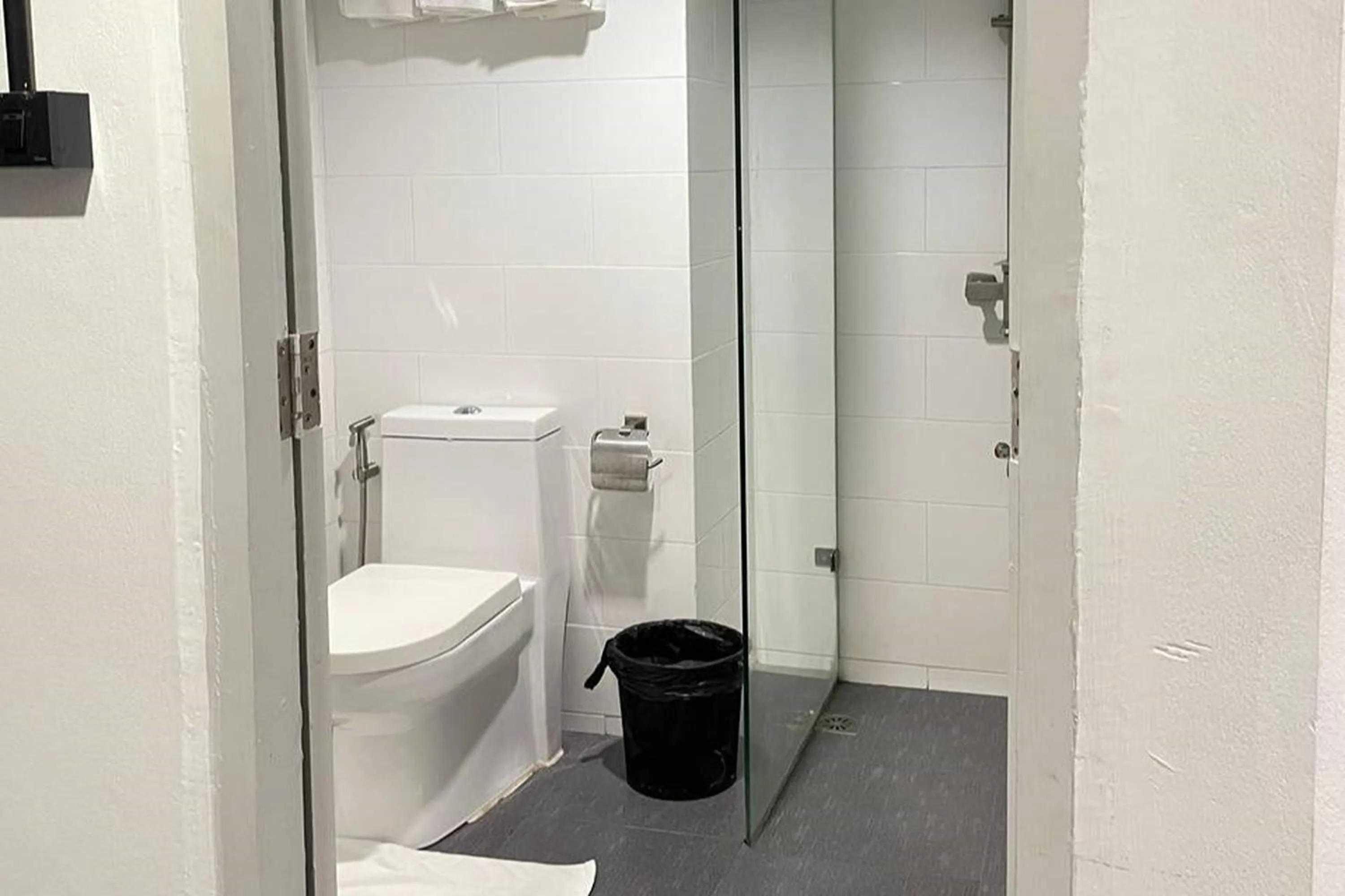 Bathroom in BW Studios thai art style