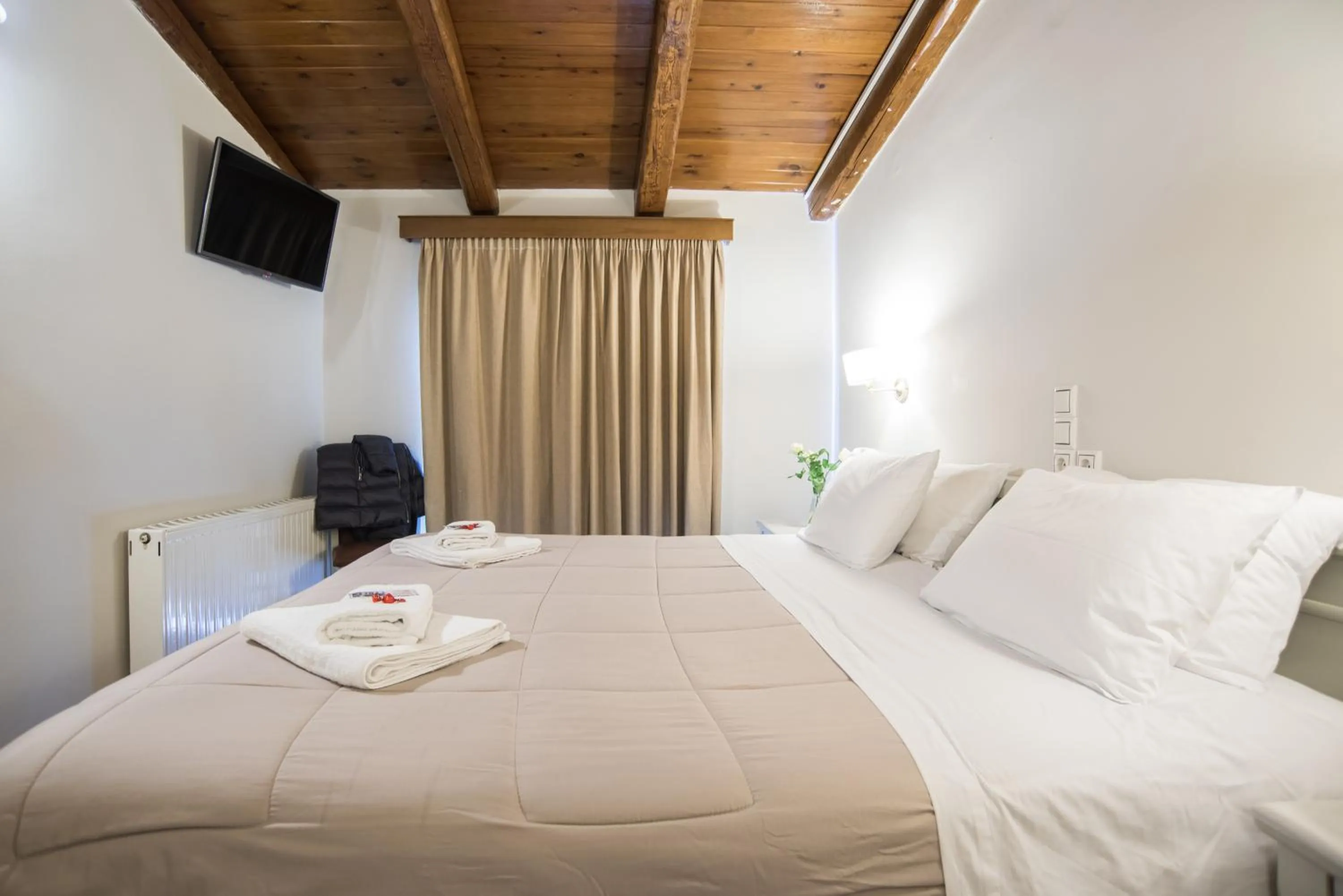 Bedroom, Bed in Parnassos Delphi Hotel