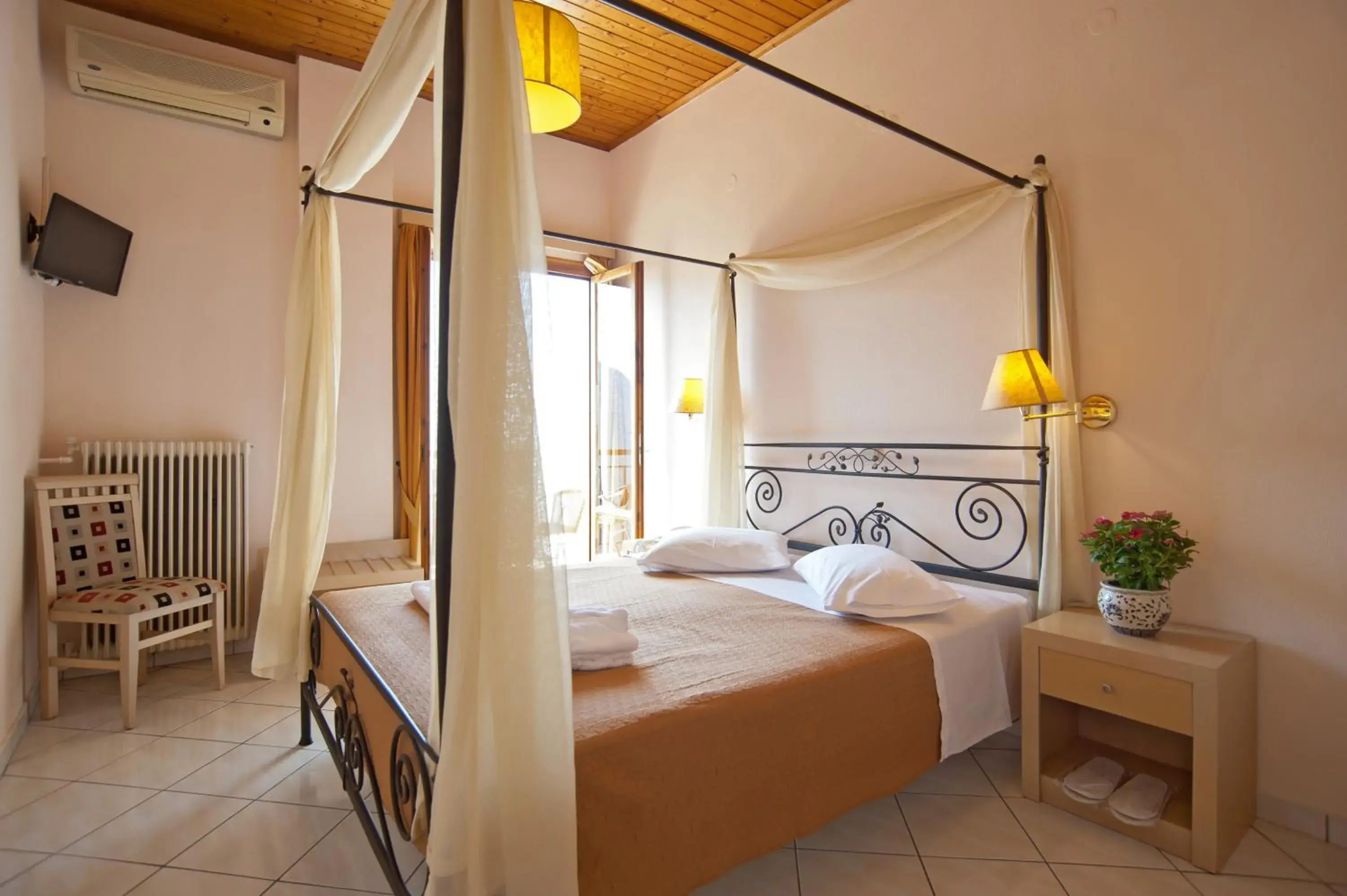 Photo of the whole room, Bed in Acropole Delphi City Hotel Photo of the whole room, Bed in Acropole Delphi City Hotel