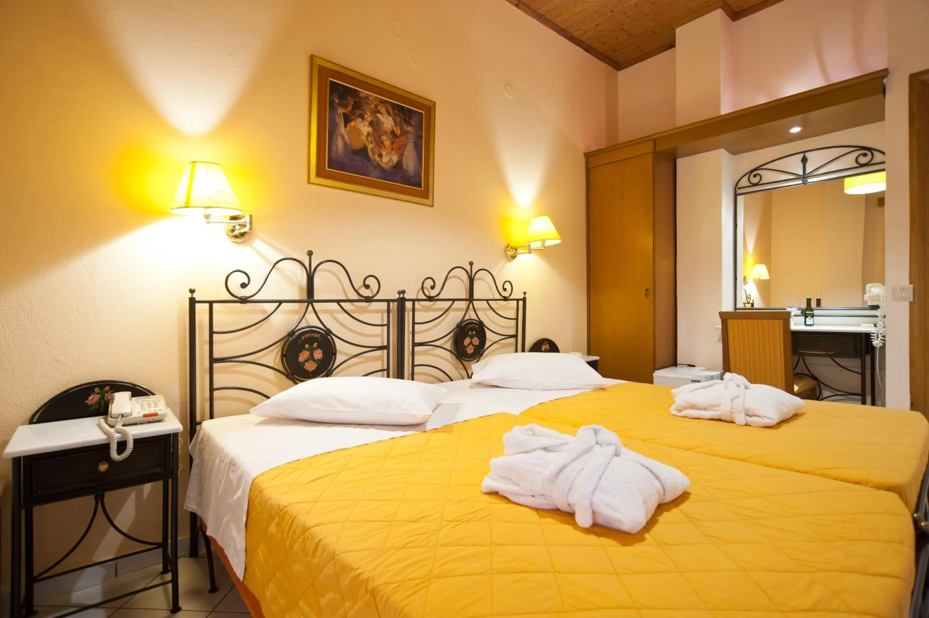 Bed in Acropole Delphi City Hotel