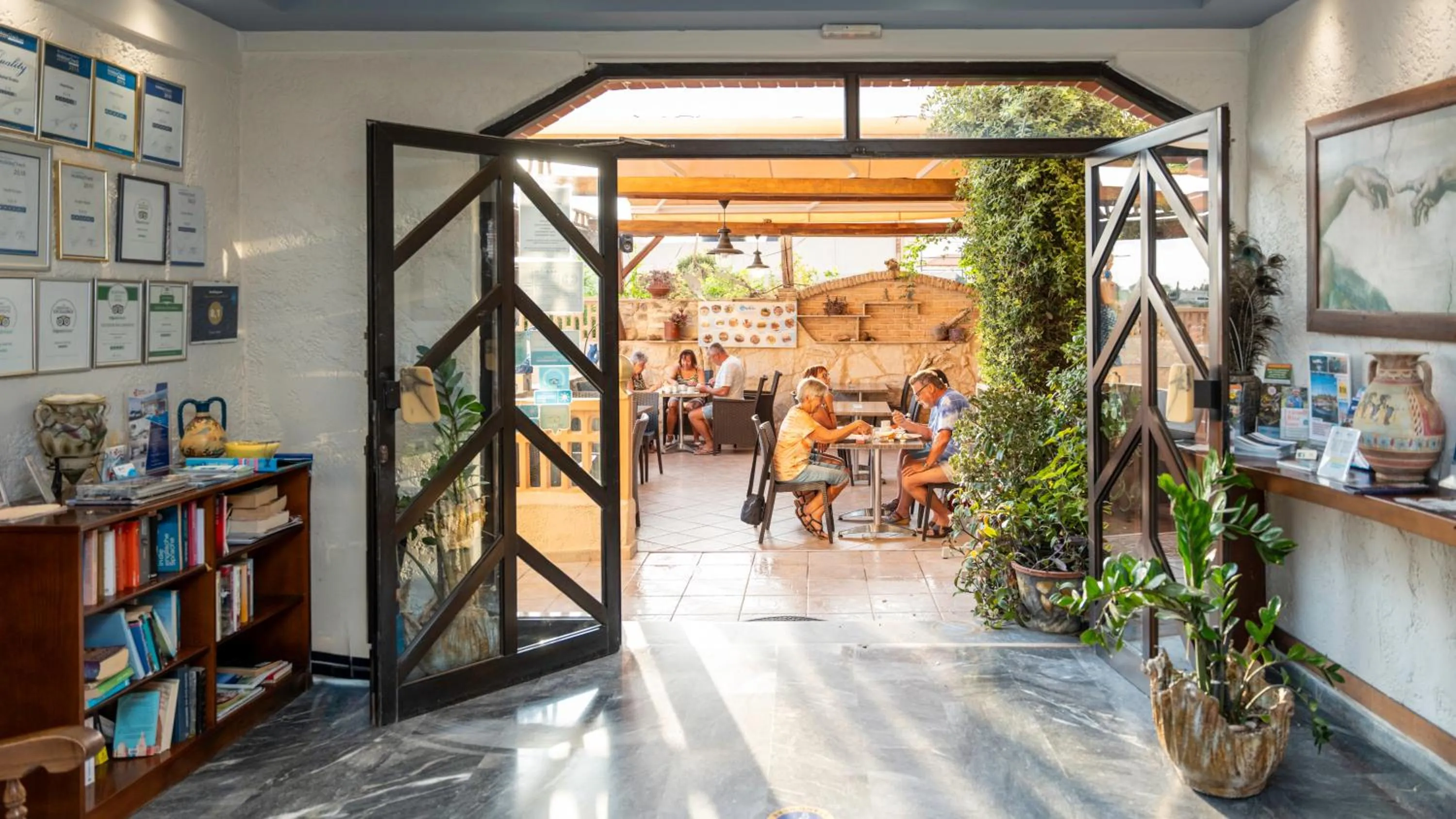 Restaurant/places to eat in Erato Hotel