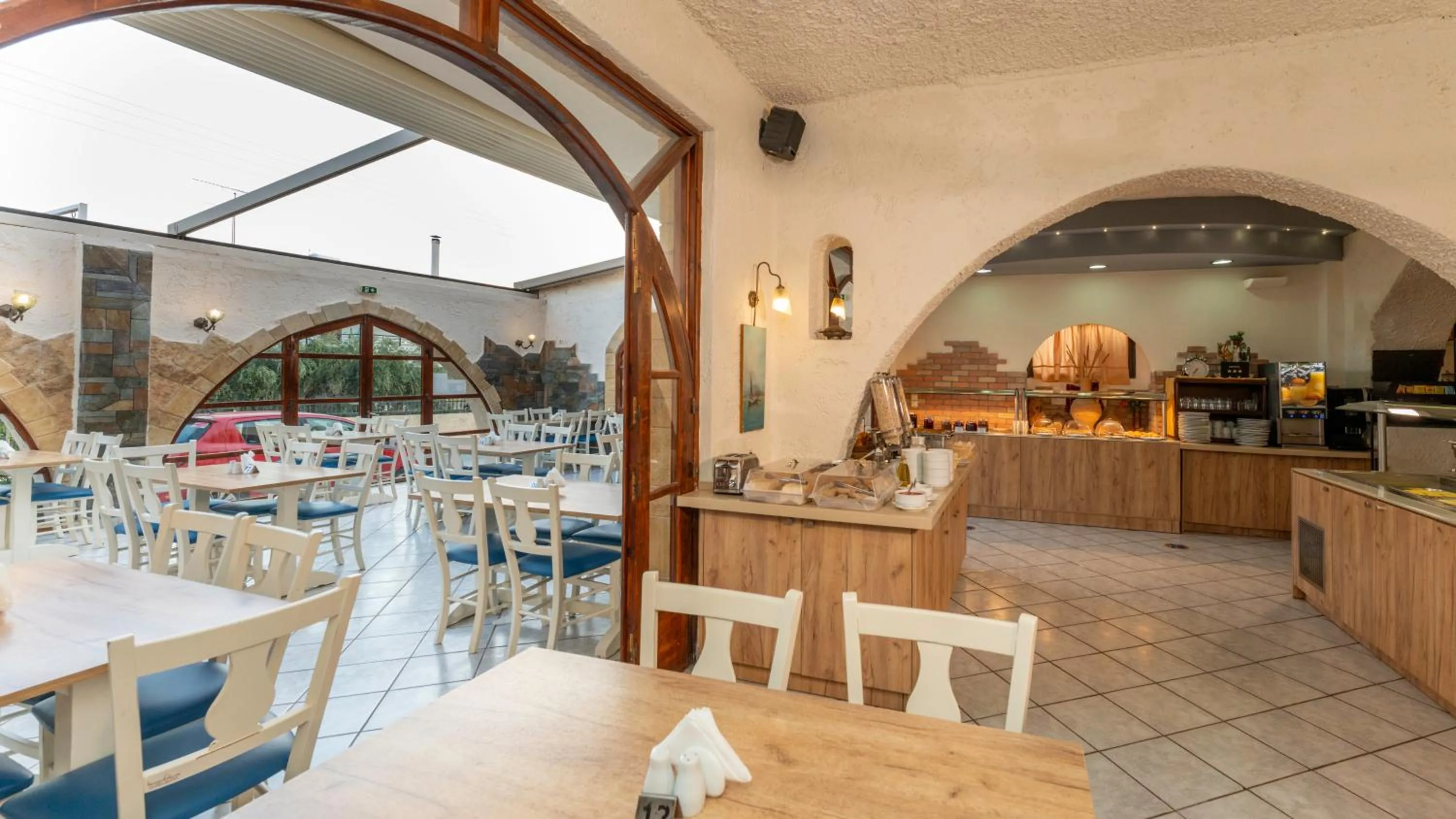 Restaurant/places to eat in Erato Hotel