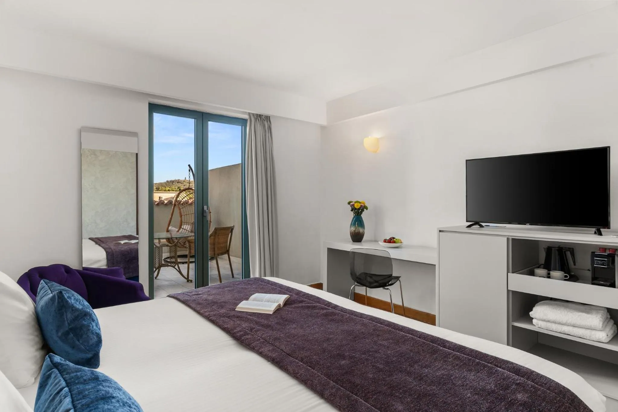 TV and multimedia, Bed in Athenaeum Eridanus Luxury Hotel