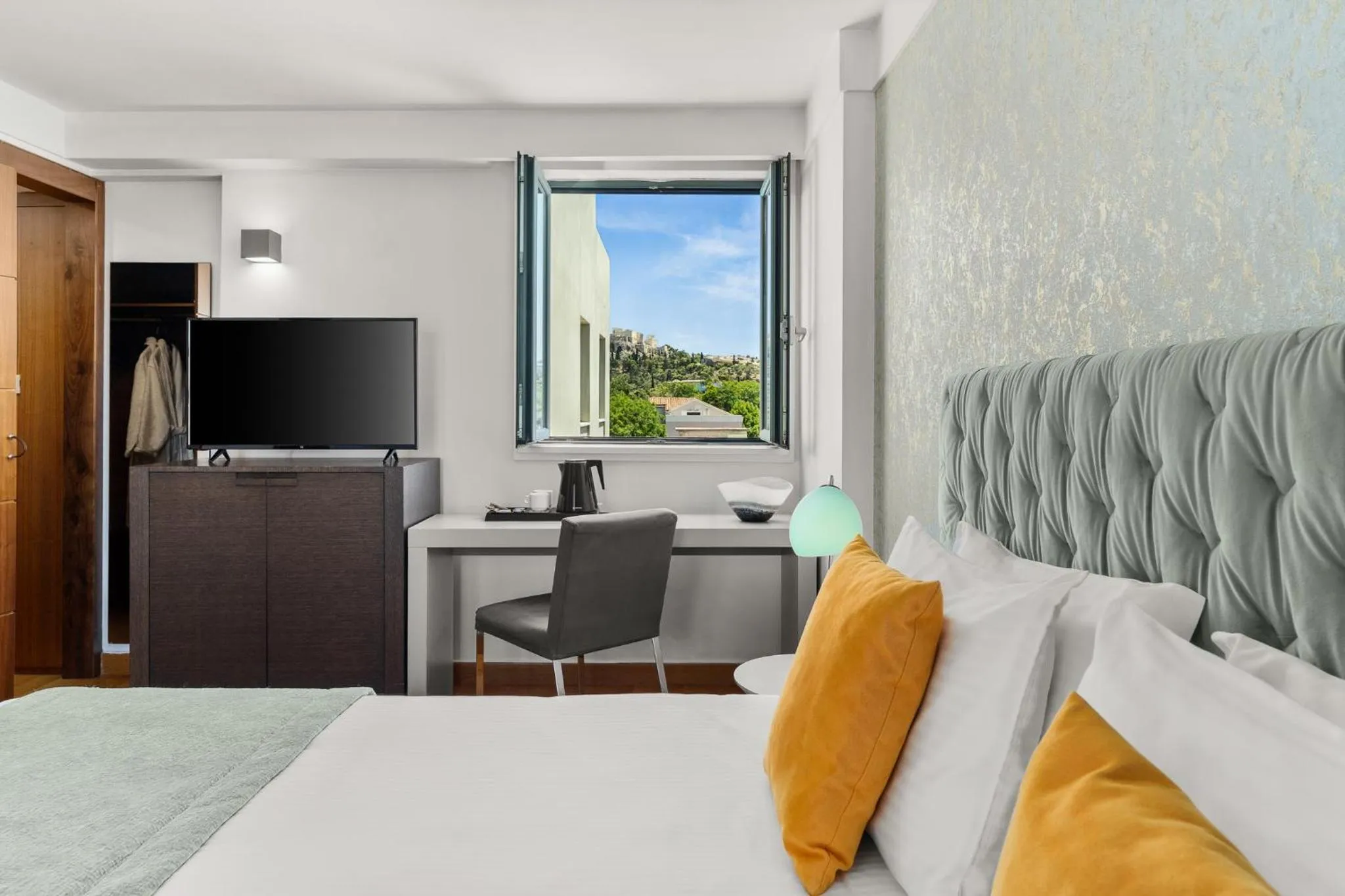 TV and multimedia, Bed in Athenaeum Eridanus Luxury Hotel