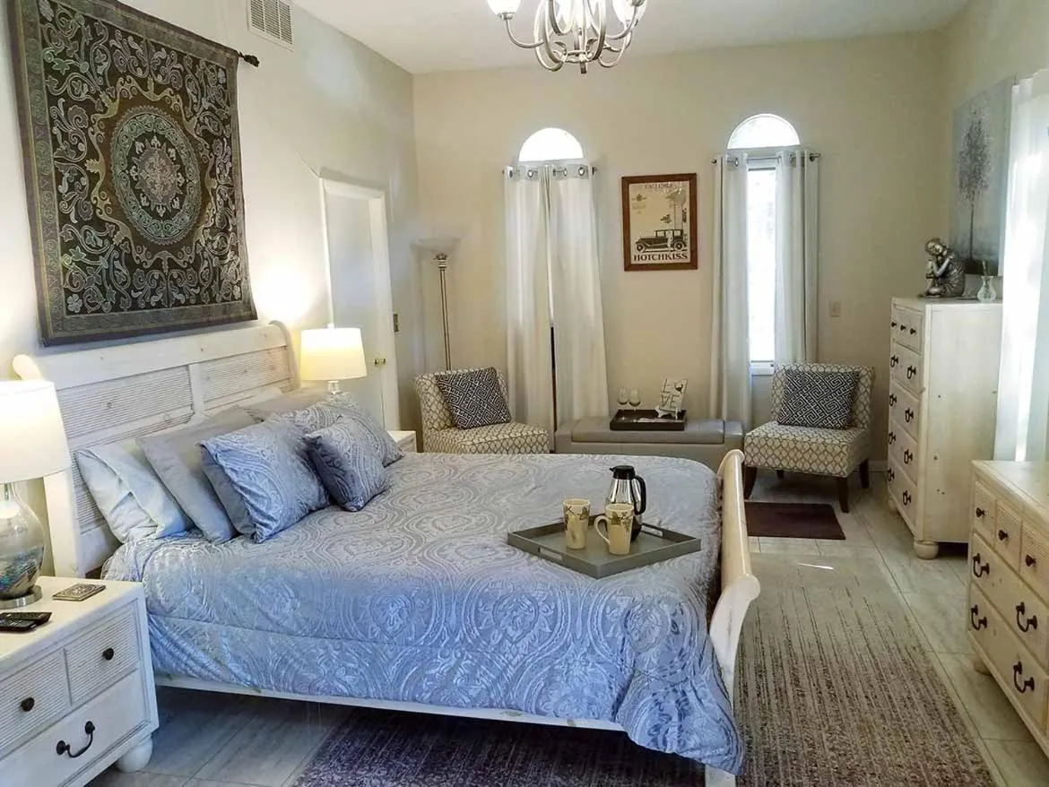 Photo of the whole room, Bed in Tuscan Manor