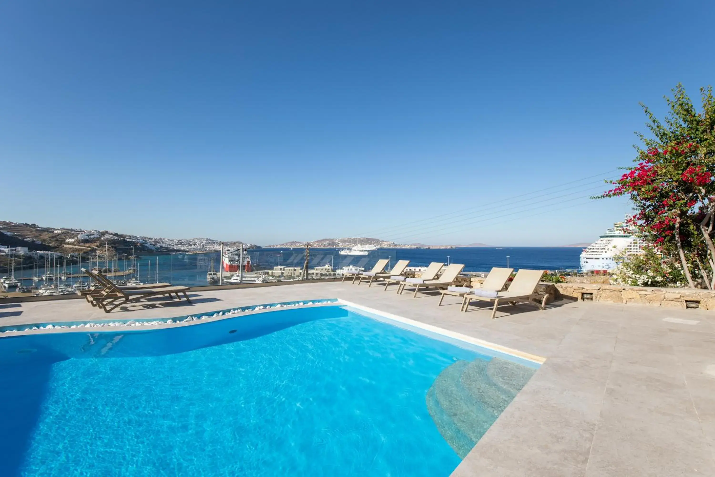 Swimming pool in Paradision Hotel Swimming pool in Paradision Hotel