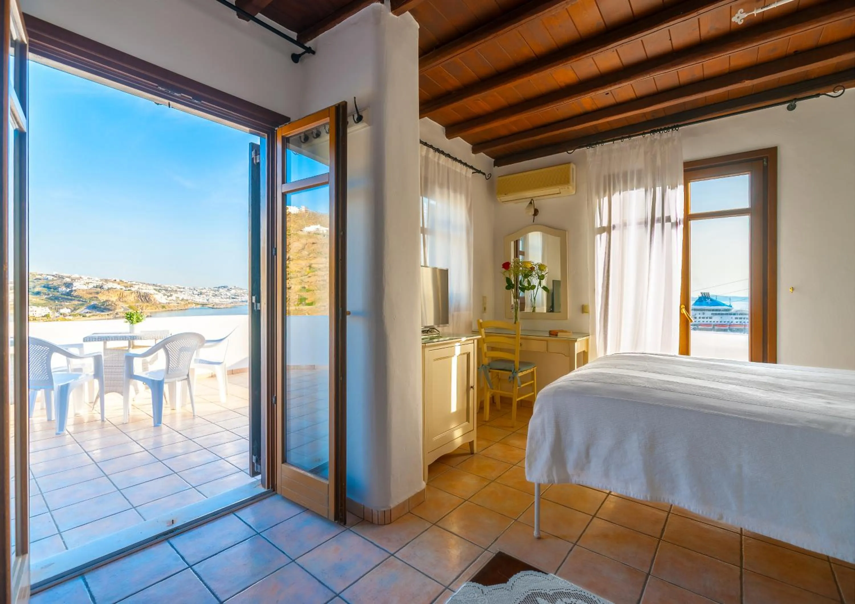 Balcony/Terrace, Bed in Paradision Hotel