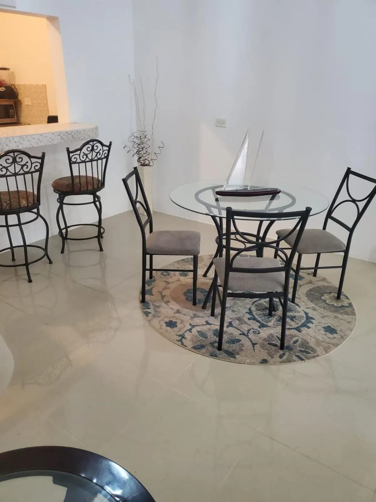 Dining area in Comfy Guest Rooms