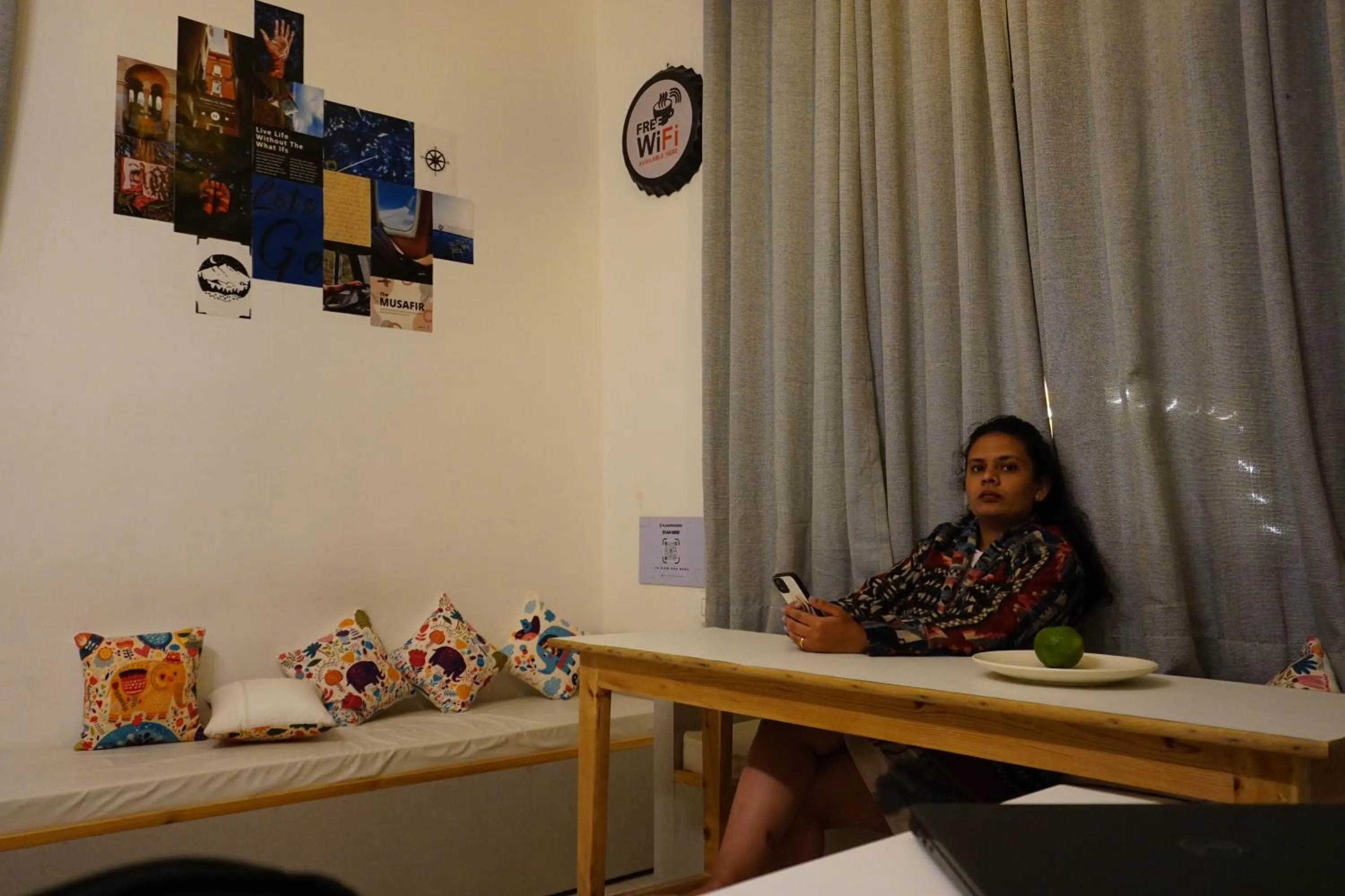 Communal lounge/ TV room in Flashpackers Bir - Rooms & Dorms