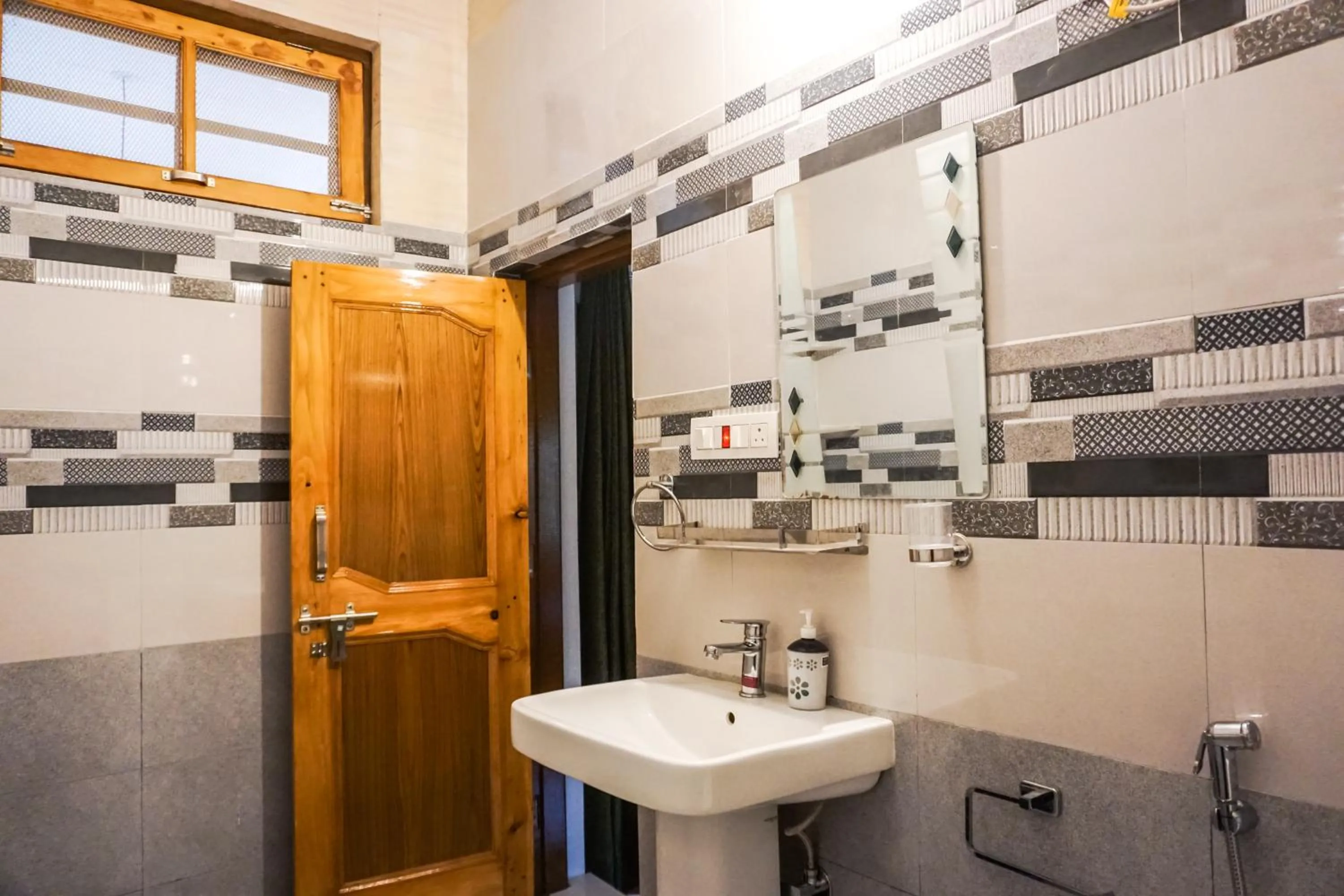 Shower in Flashpackers Bir - Rooms & Dorms