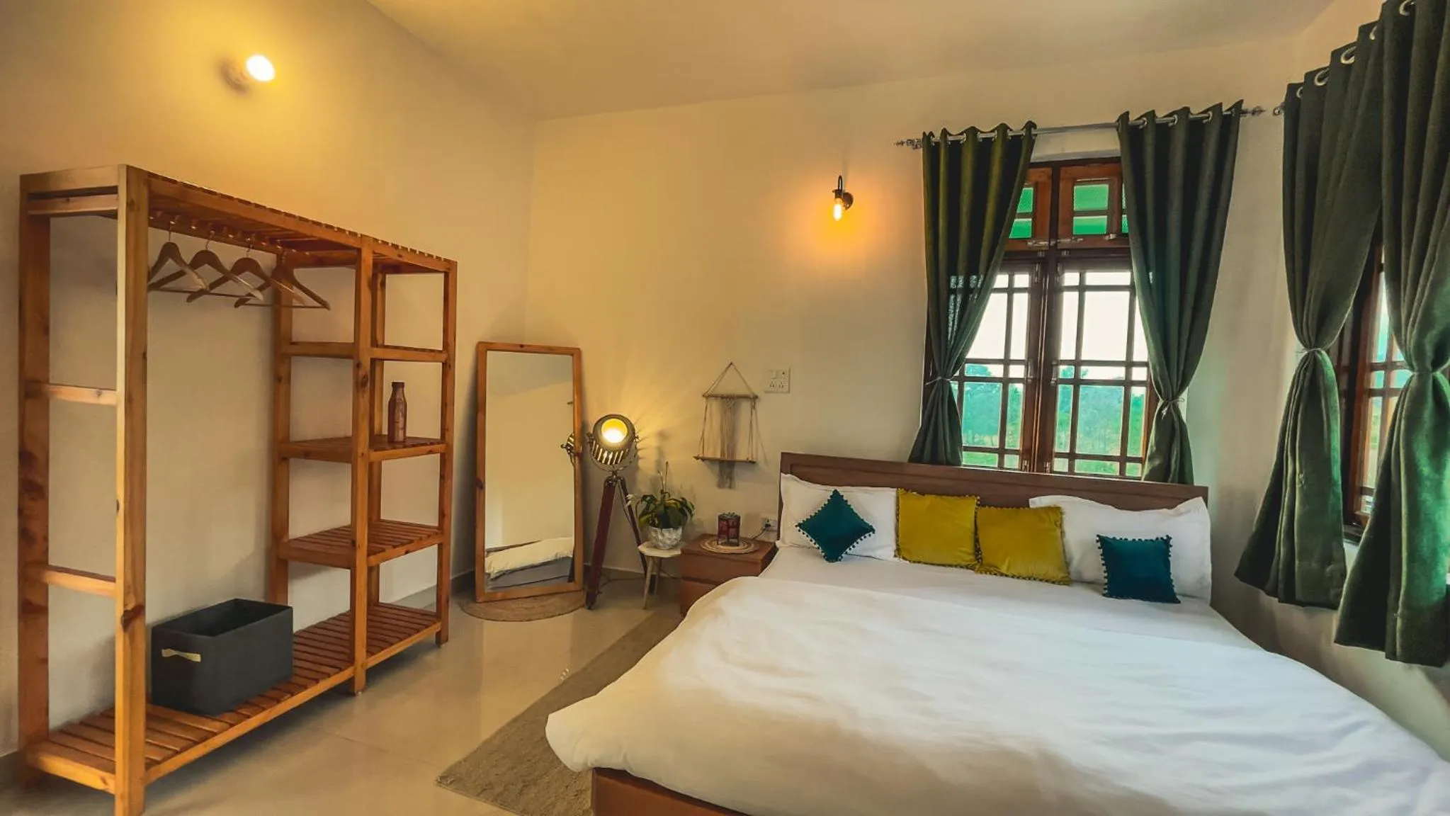 Bedroom, Bed in Flashpackers Bir - Rooms & Dorms