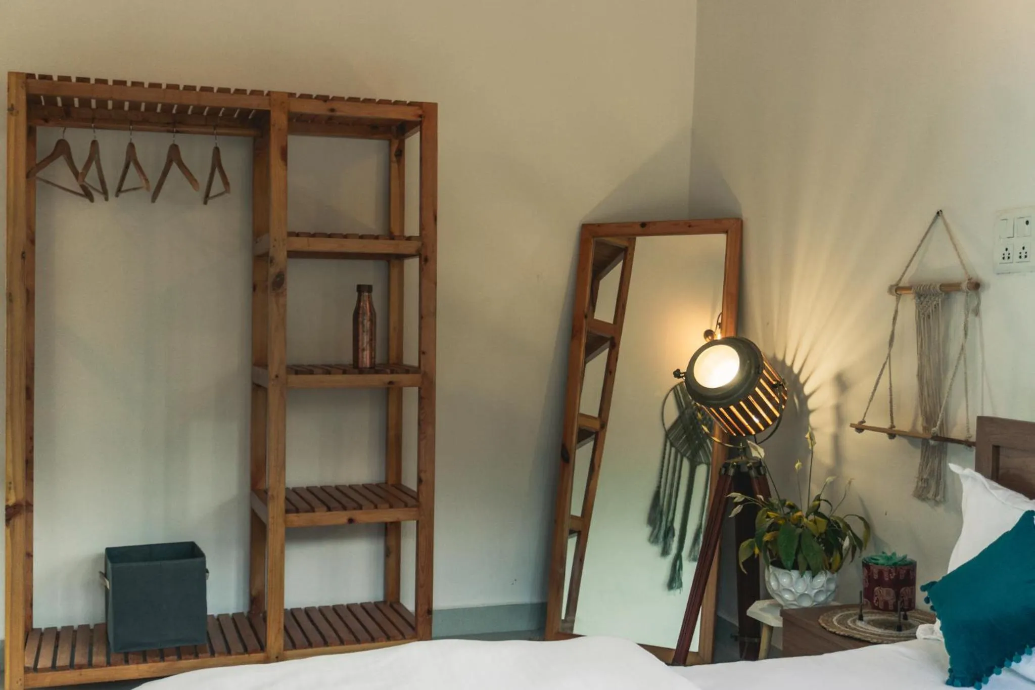 wardrobe, Bed in Flashpackers Bir - Rooms & Dorms