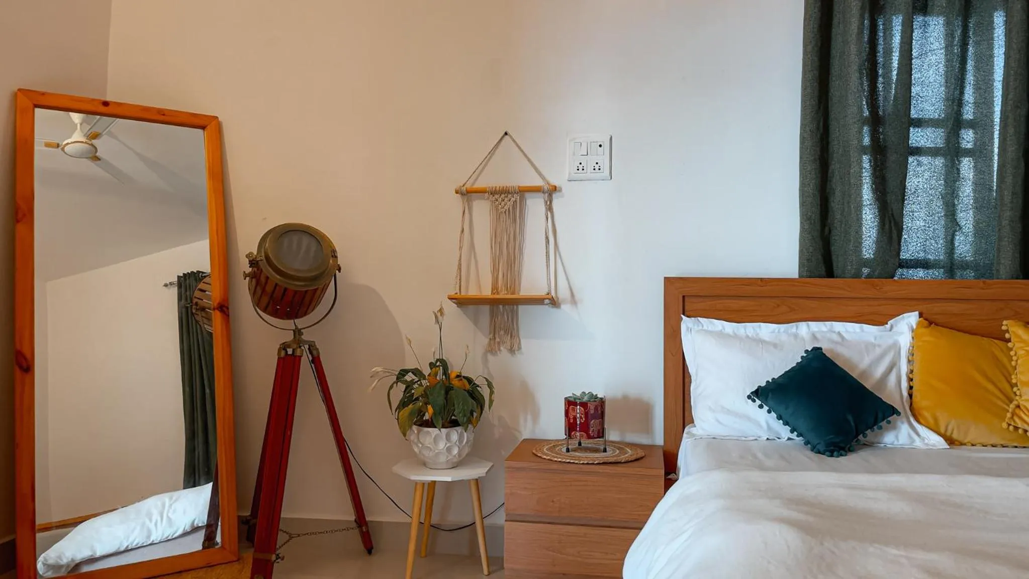 Bedroom, Bed in Flashpackers Bir - Rooms & Dorms