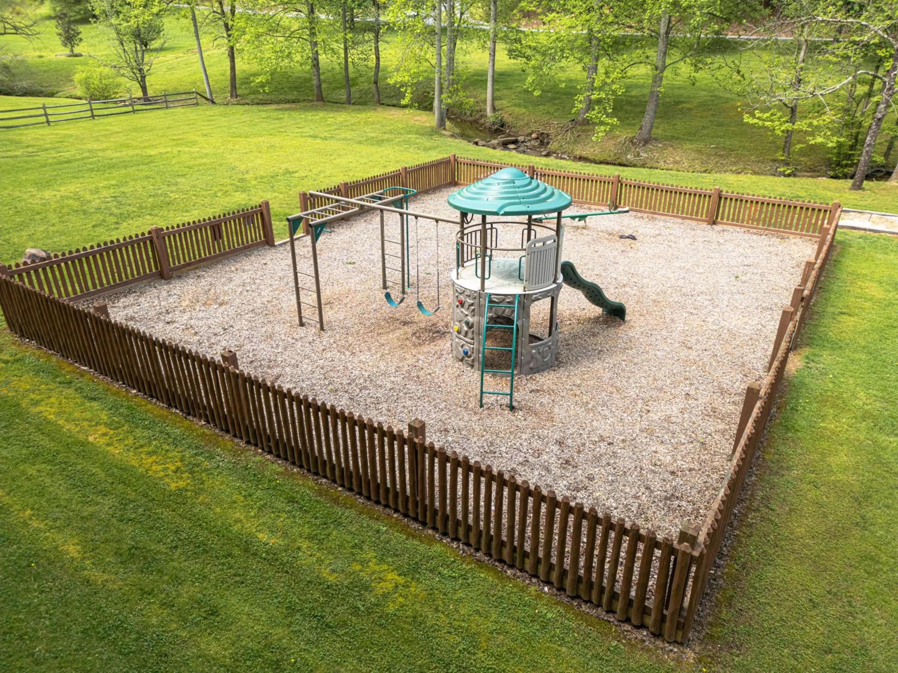 Children play ground in Love Me Tender Studio Cabin