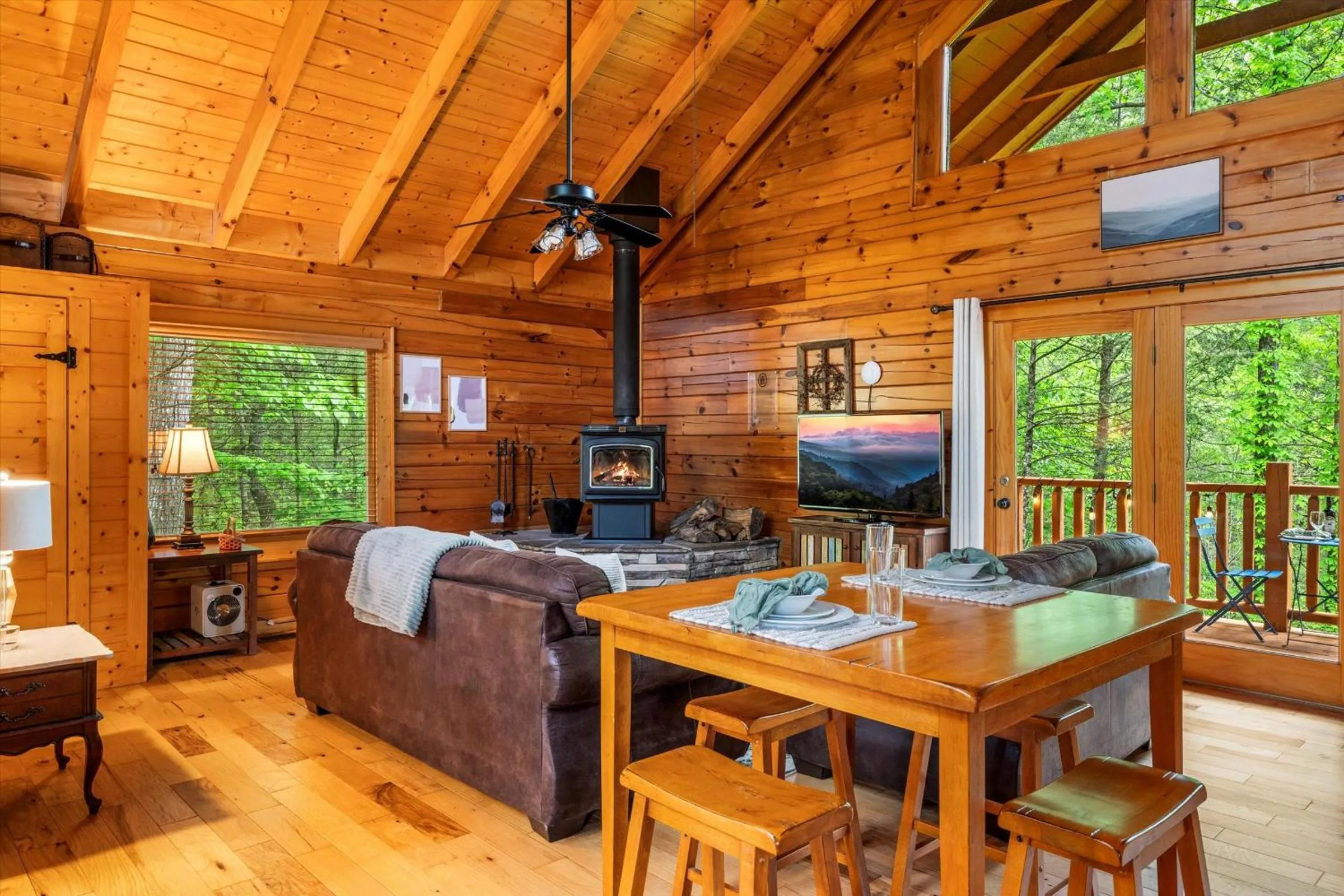 Dining area in Love Me Tender Studio Cabin
