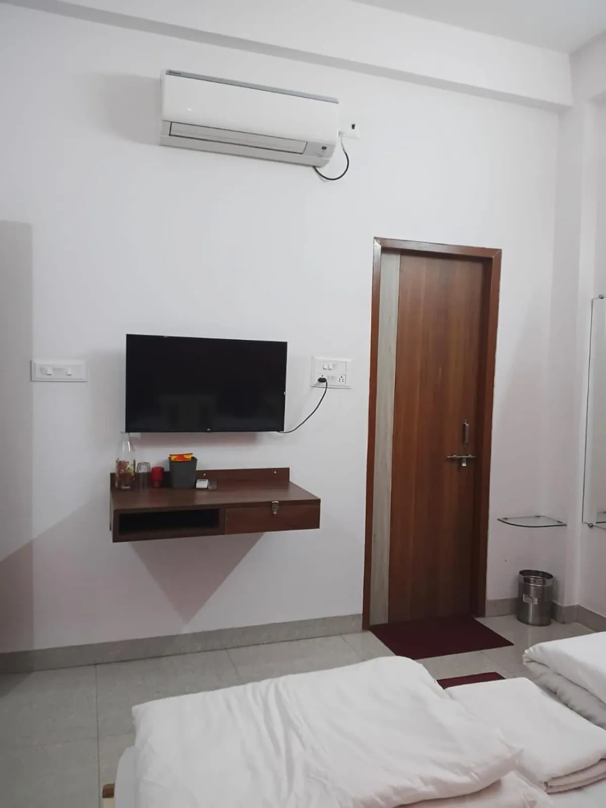 Bed in The Autumn Leaves Bhopal