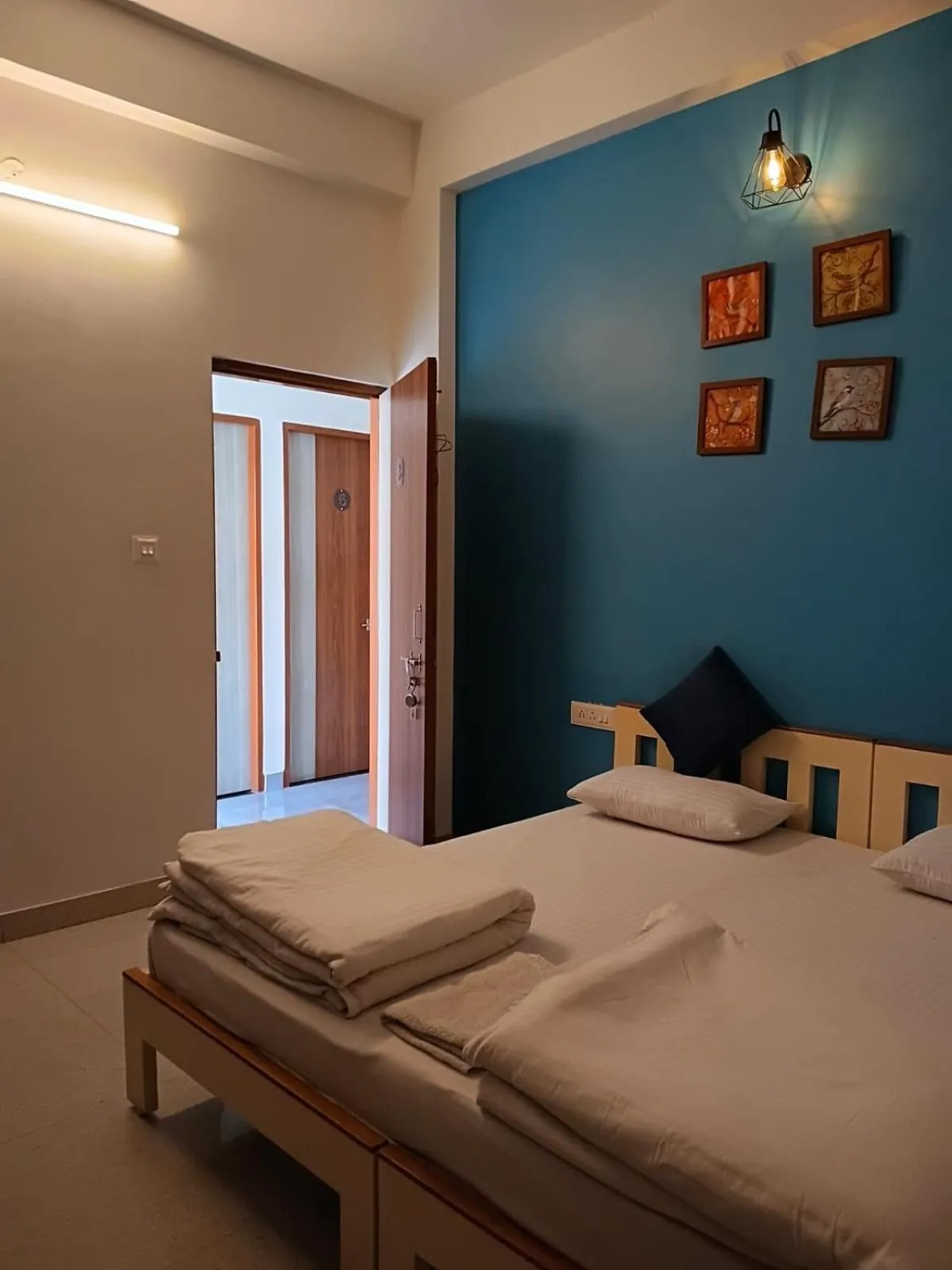 Bed in The Autumn Leaves Bhopal