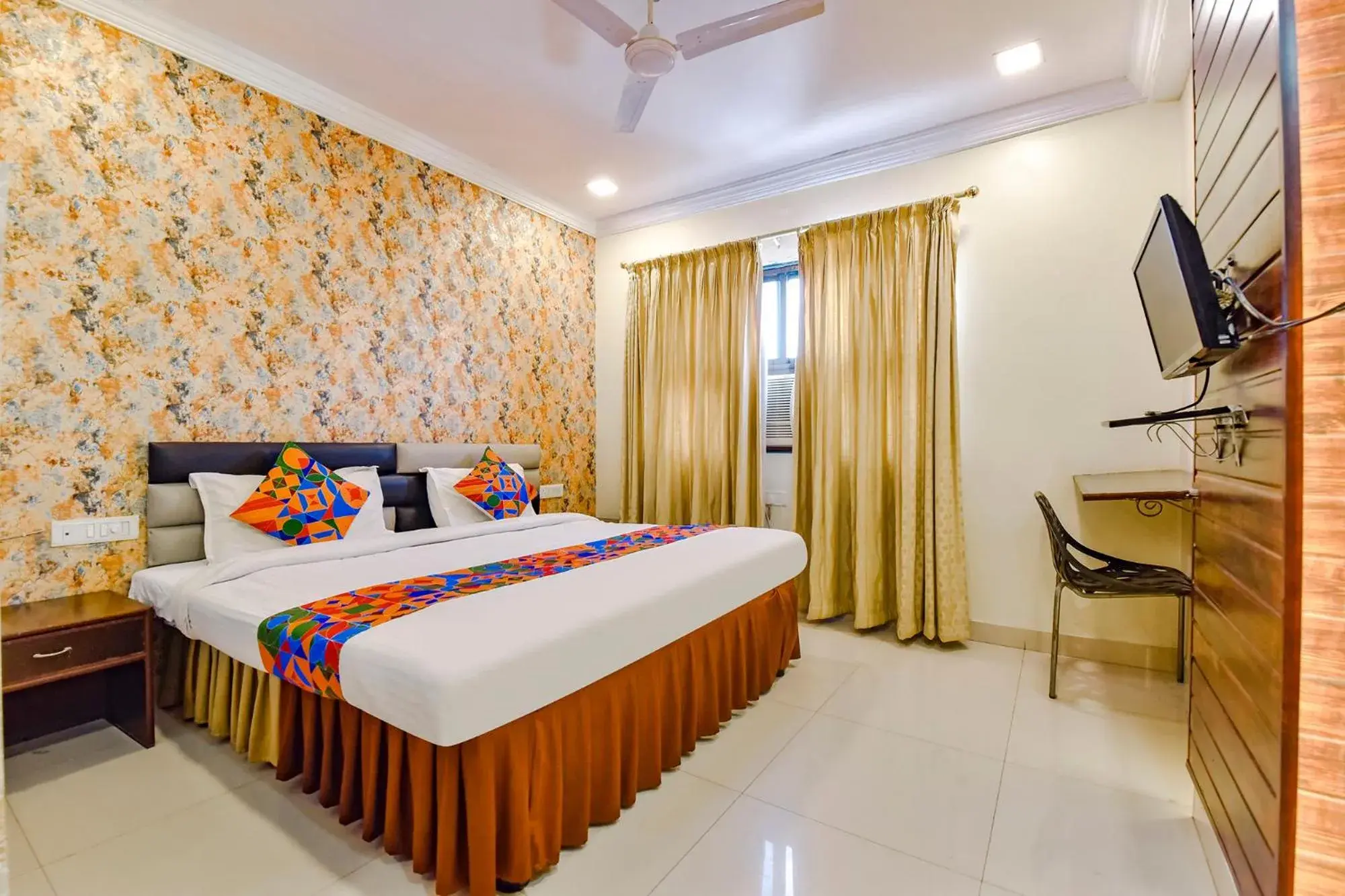 Communal lounge/ TV room, Bed in FabExpress Golden Wings Communal lounge/ TV room, Bed in FabExpress Golden Wings