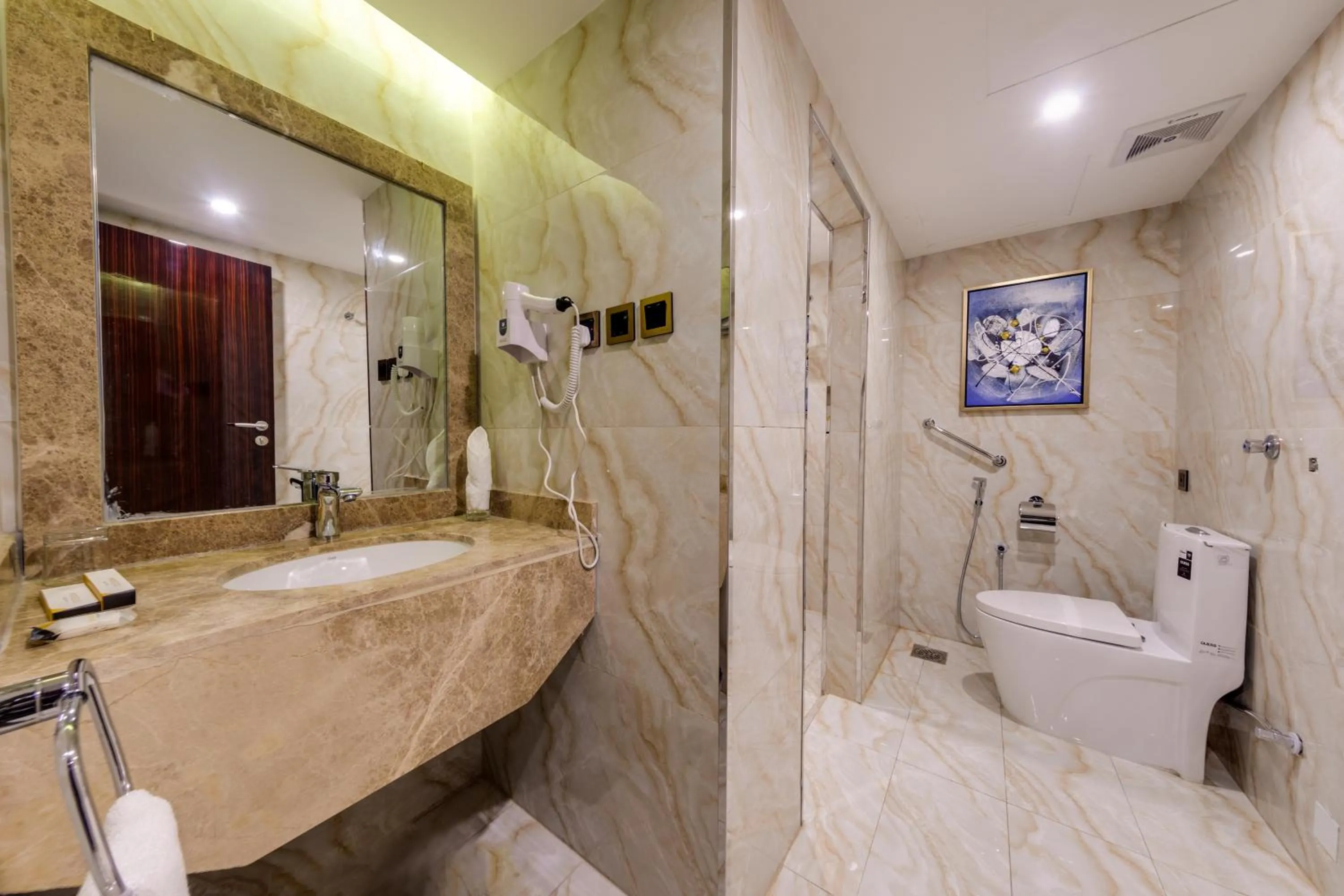 Shower in Al Ertiqaa Hotel