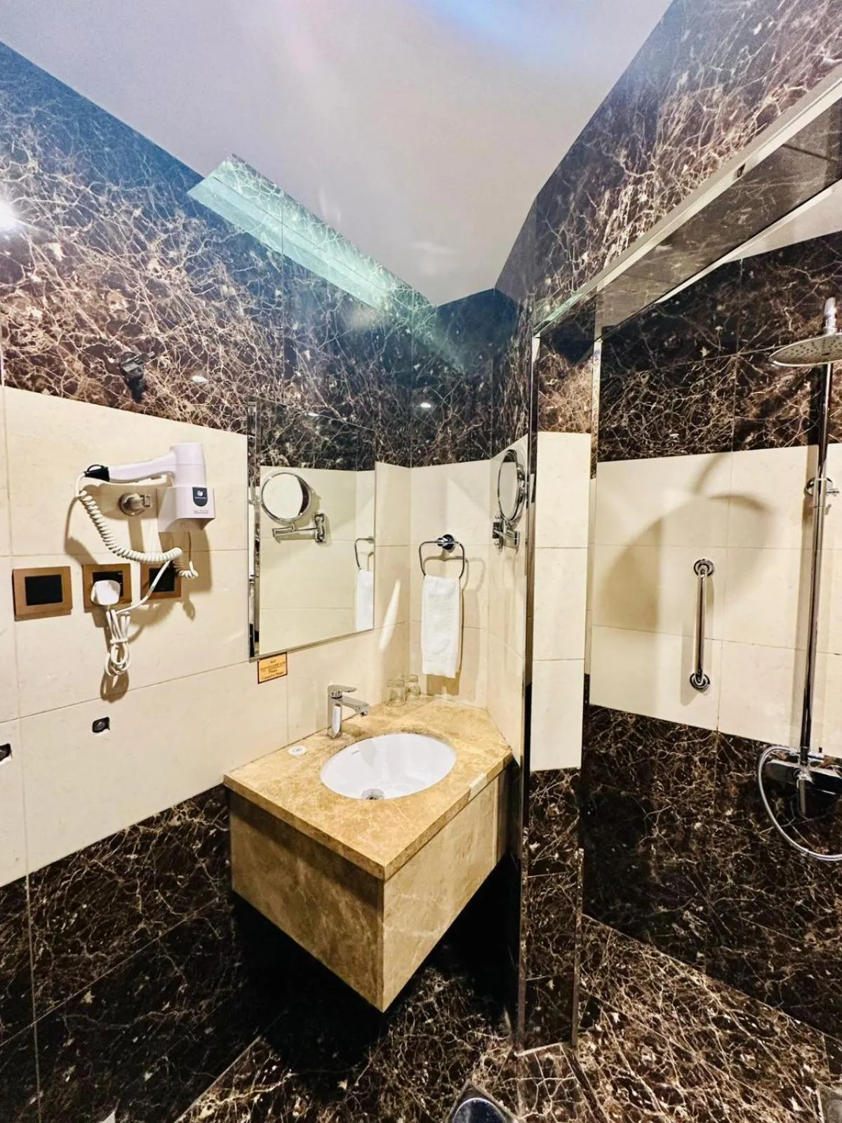 Bathroom in Al Ertiqaa Hotel