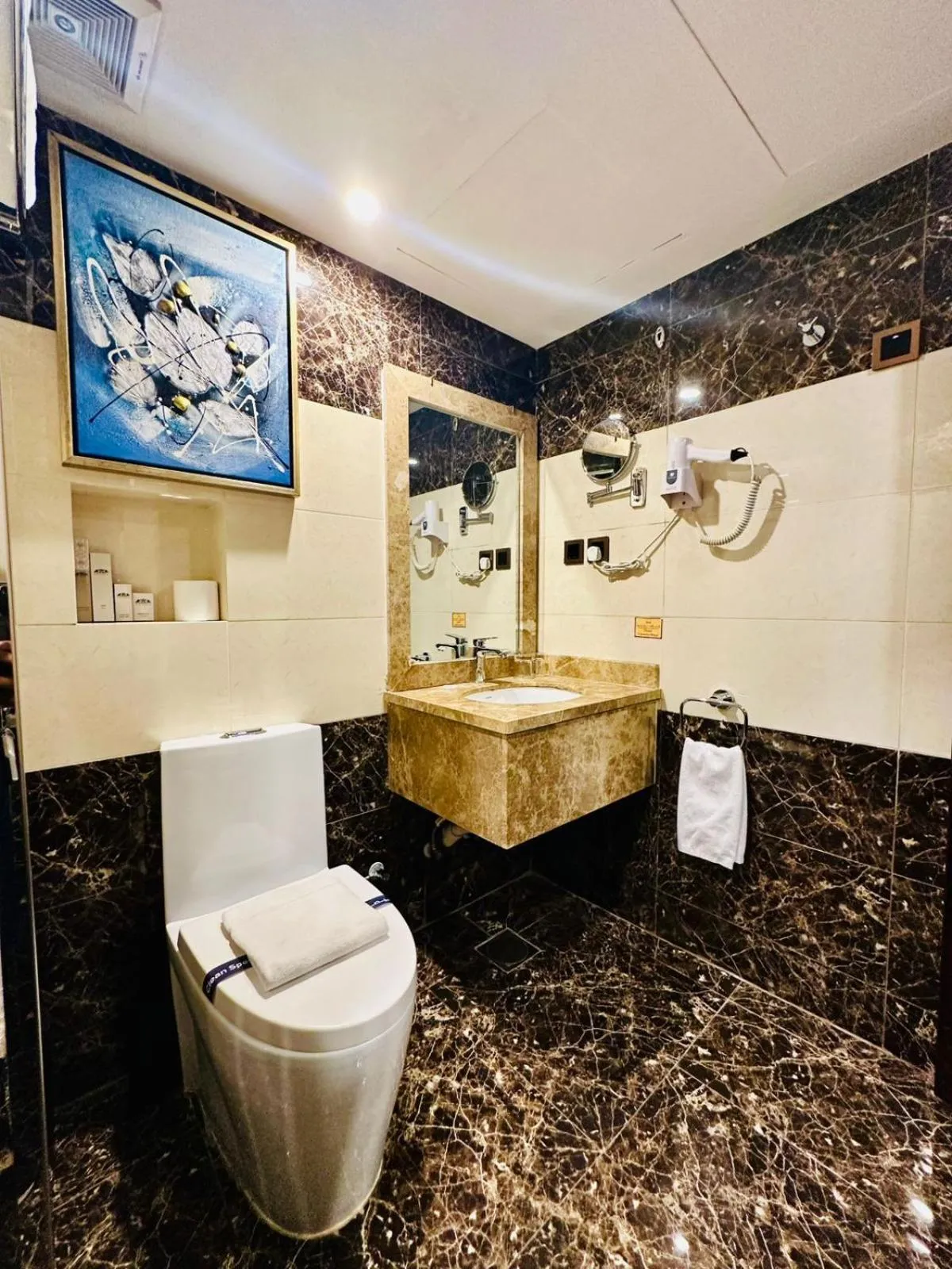 Bathroom in Al Ertiqaa Hotel
