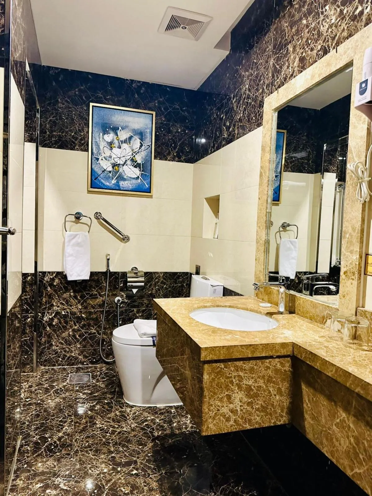 Bathroom in Al Ertiqaa Hotel