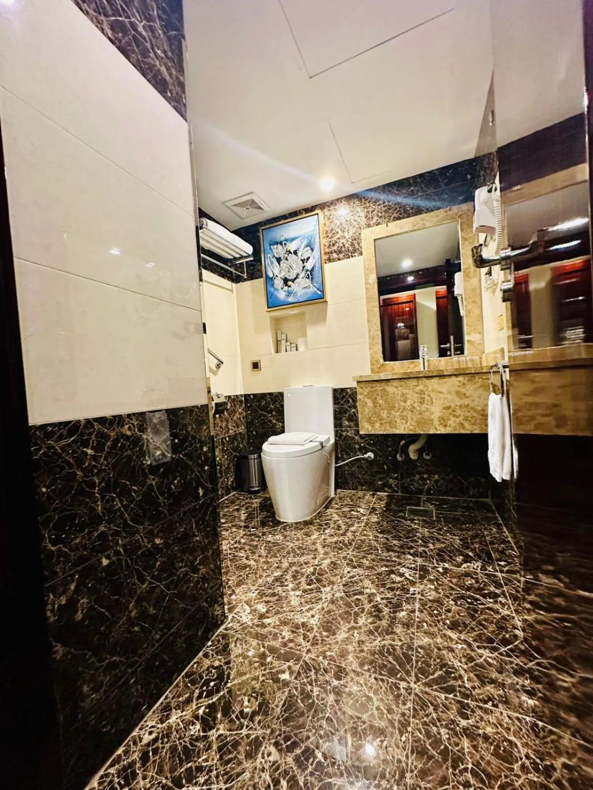 Bathroom in Al Ertiqaa Hotel