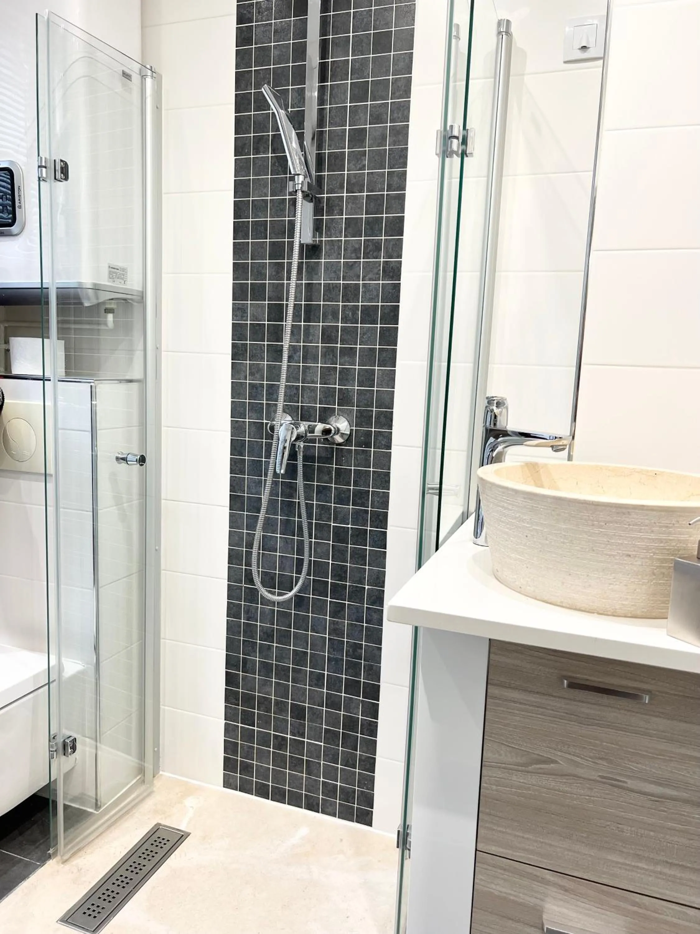 Shower in Eden Moon