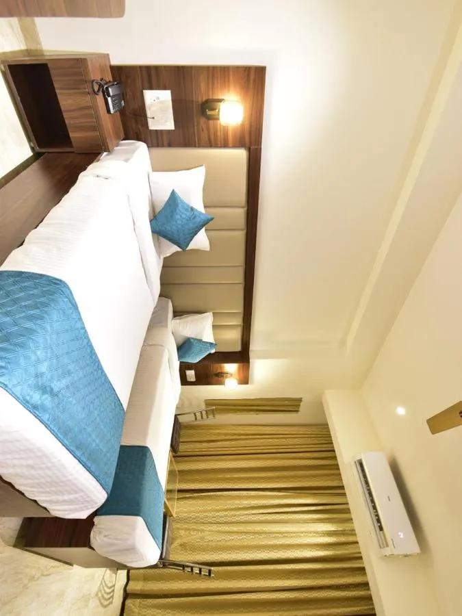 Shower, Bed in Hotel Candor Amigo Airoli Mind Space