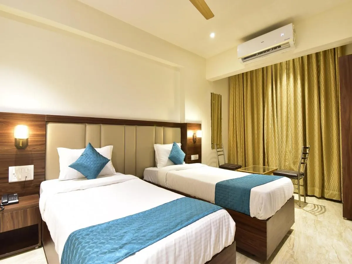 Bedroom, Bed in Hotel Candor Amigo Airoli Mind Space