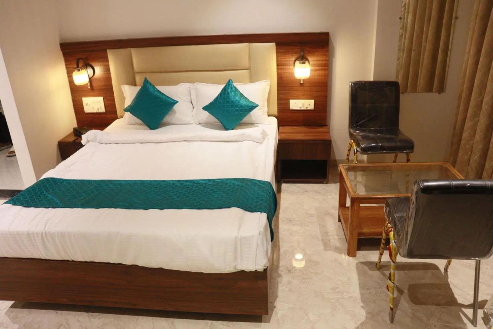 TV and multimedia, Bed in Hotel Candor Amigo Airoli Mind Space