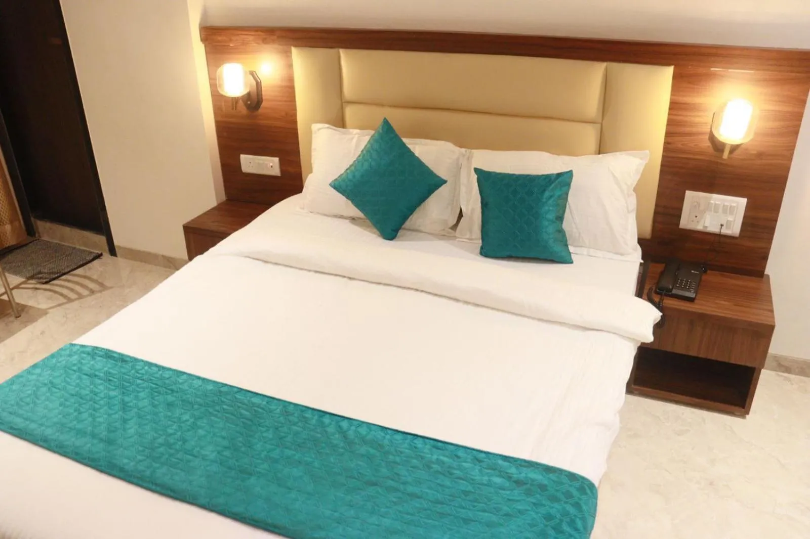 Photo of the whole room, Bed in Hotel Candor Amigo Airoli Mind Space