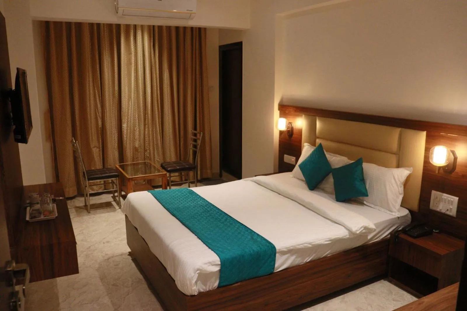 Photo of the whole room, Bed in Hotel Candor Amigo Airoli Mind Space