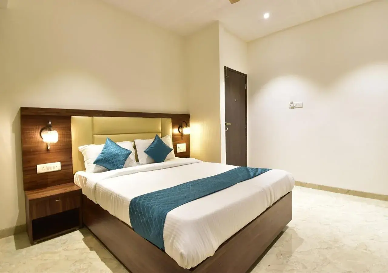 Photo of the whole room, Bed in Hotel Candor Amigo Airoli Mind Space Photo of the whole room, Bed in Hotel Candor Amigo Airoli Mind Space