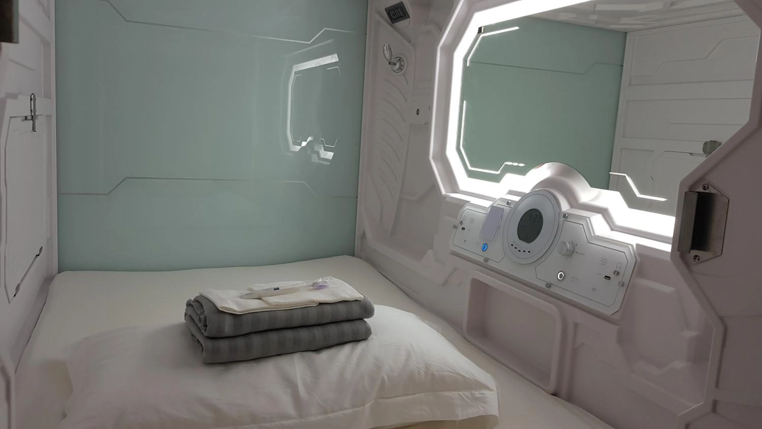 Bedroom, Bed in Apollo Capsule Hotel