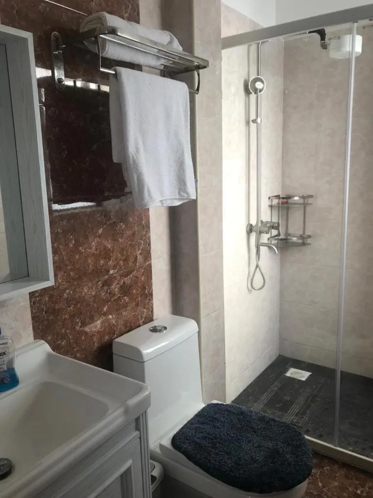 Shower in Lux Suites Dennis Pritt Business Apartments Kilimani