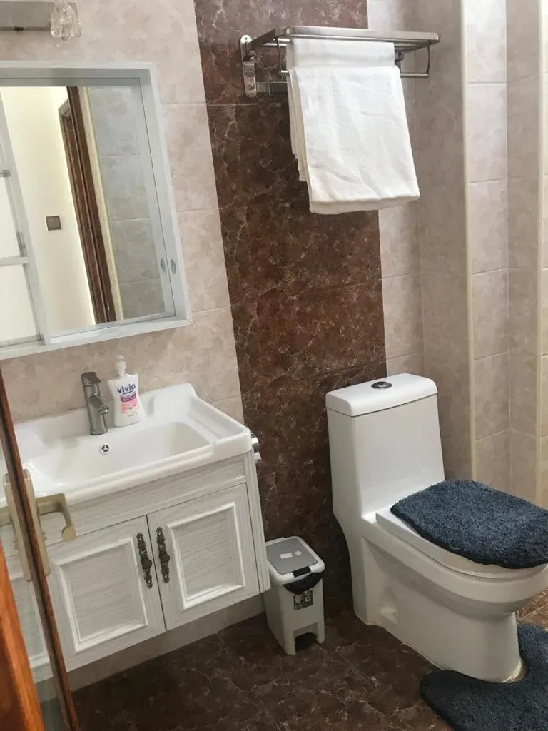 Shower in Lux Suites Dennis Pritt Business Apartments Kilimani