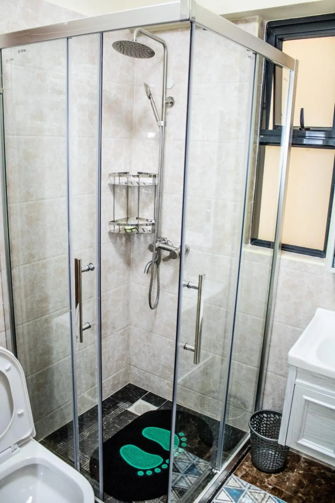 Shower in Lux Suites Dennis Pritt Business Apartments Kilimani