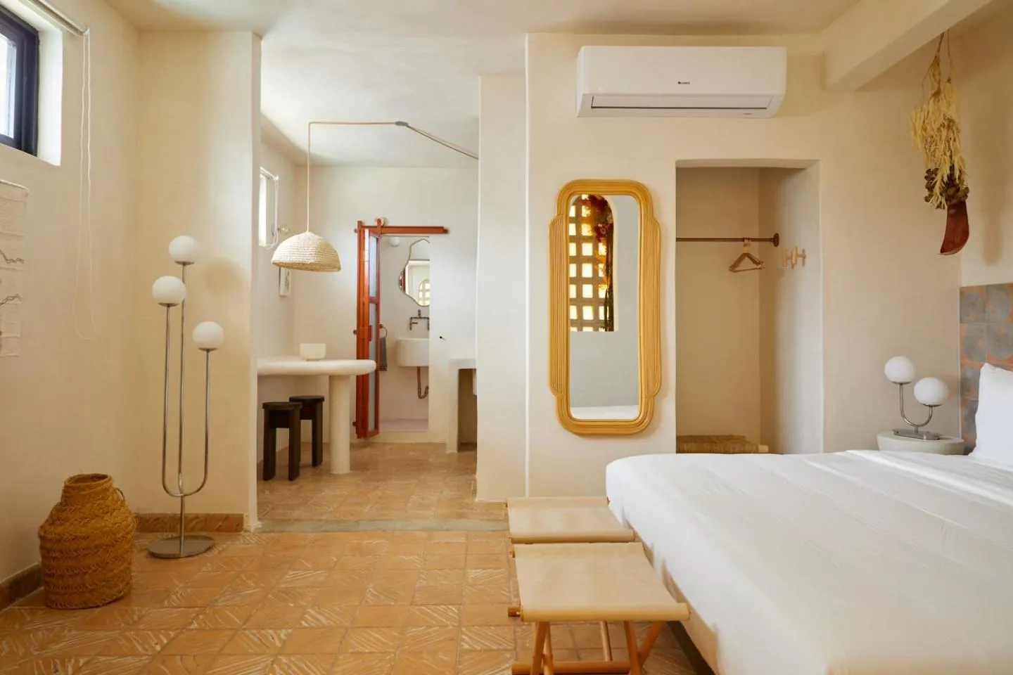 Photo of the whole room, Bed in DUNA by DW