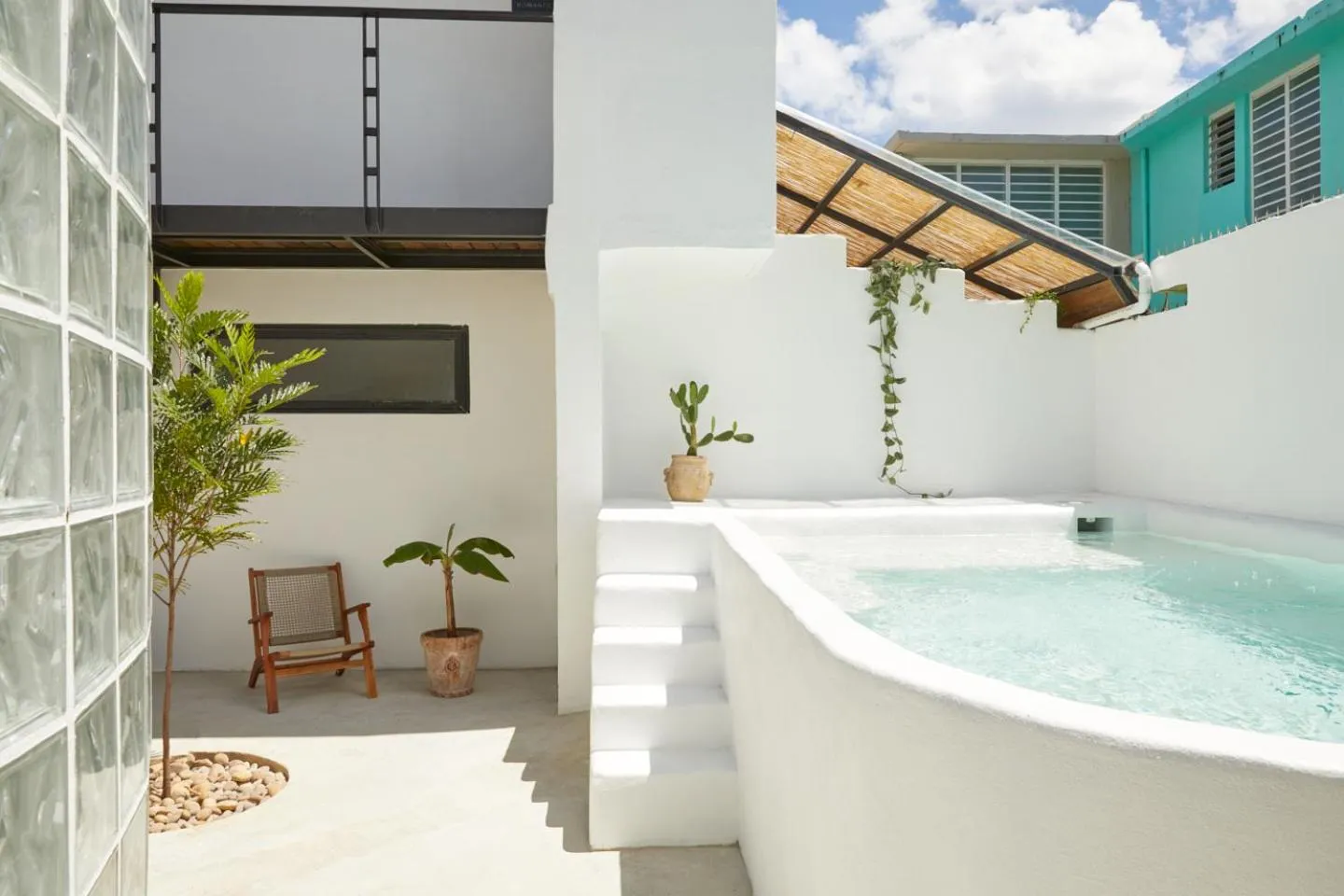 Swimming pool in DUNA by DW