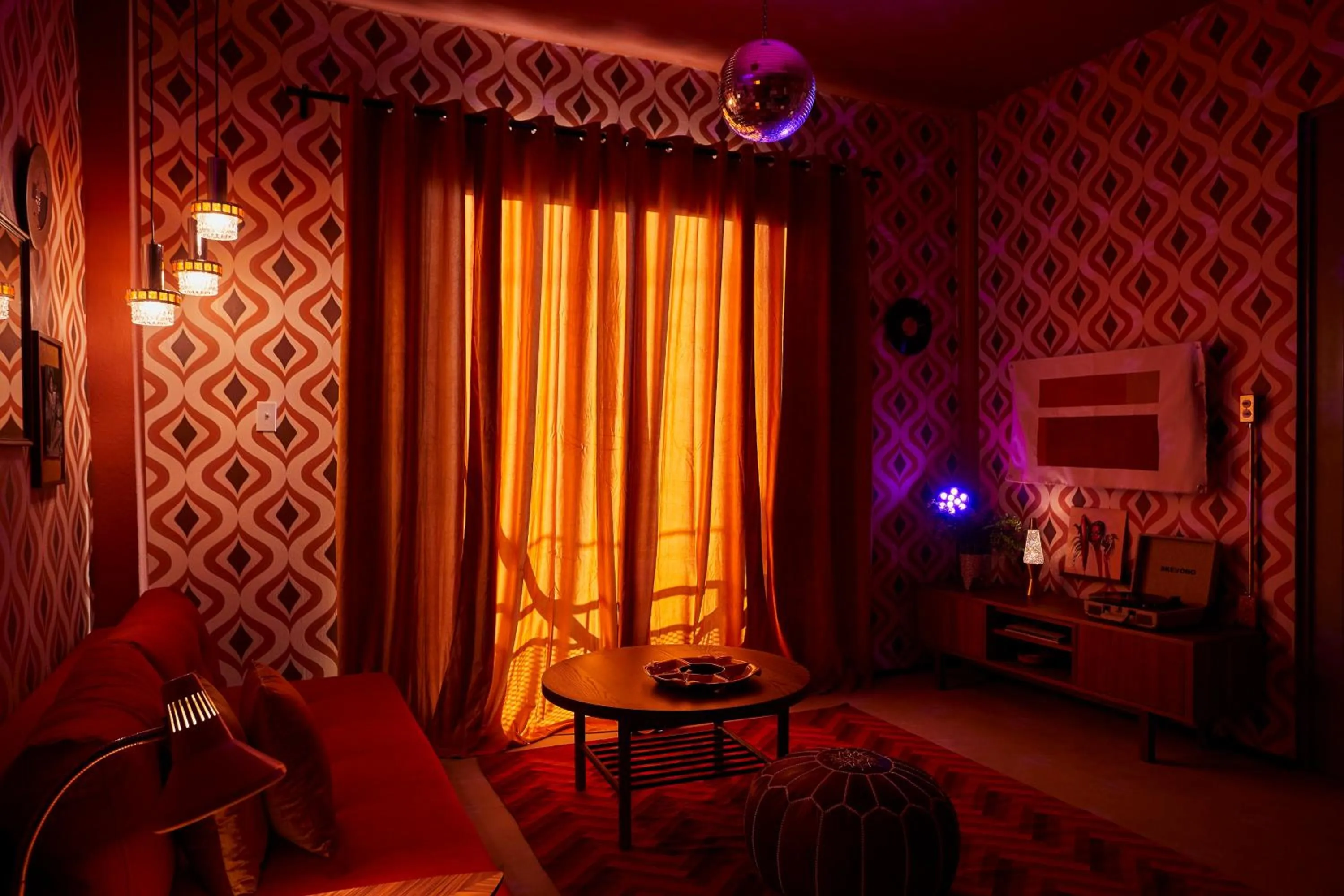 TV and multimedia in MOOD HAUS by DW - 70's Retro Stays