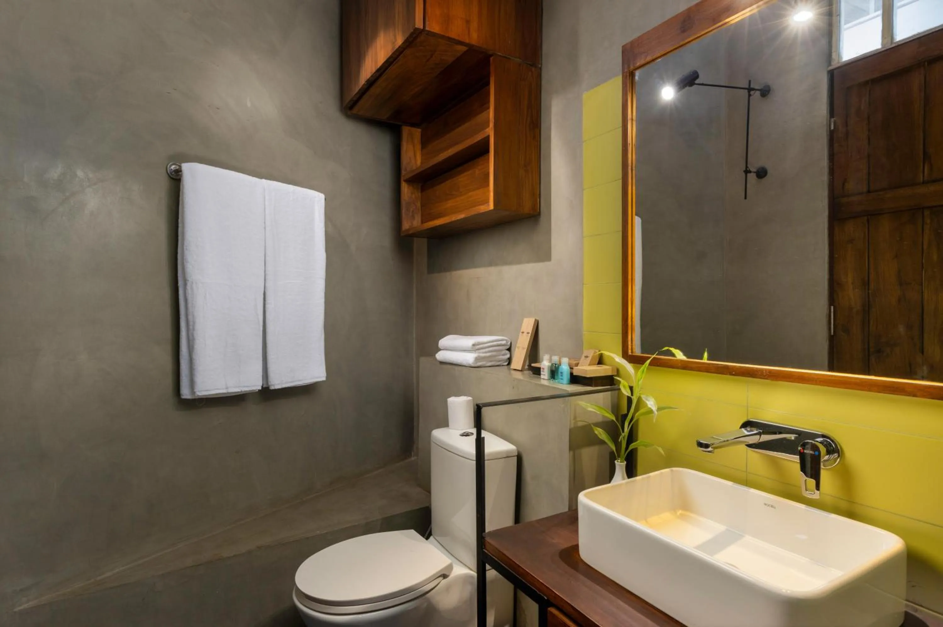 Bathroom in Lake Avenue Hotel Kandy