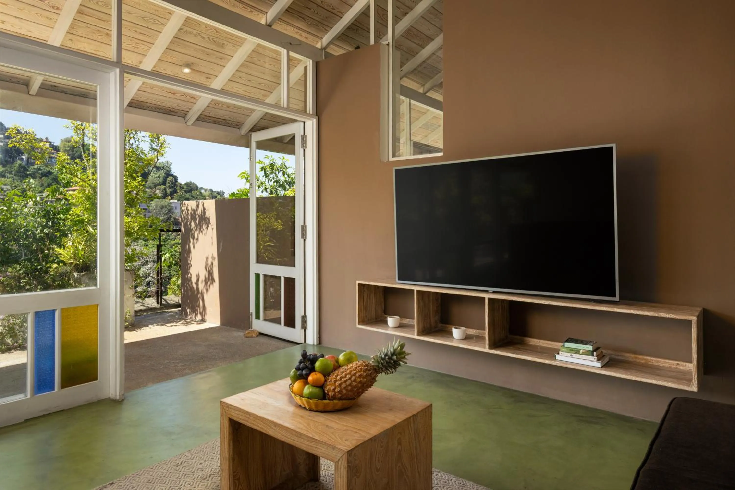 TV and multimedia in Lake Avenue Hotel Kandy